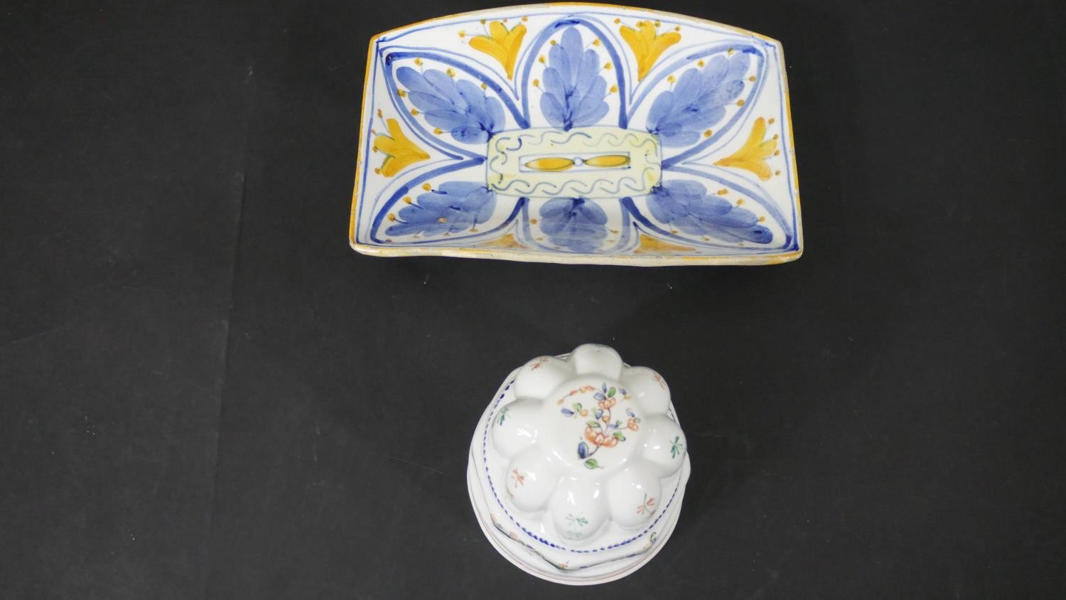 A collection of majolica ceramics, including salad bowls, a planter, a lidded tureen and a jelly - Image 10 of 12