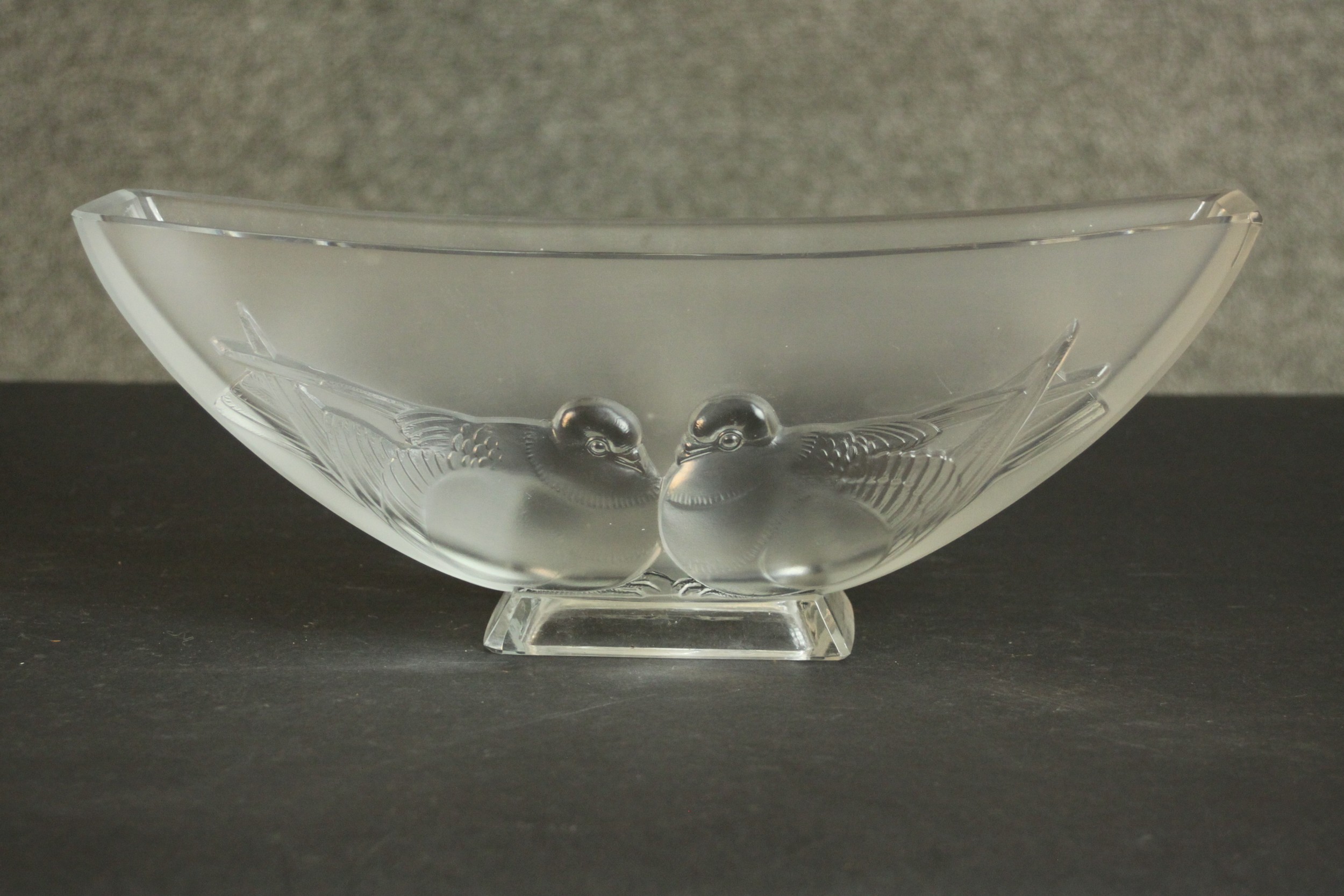 A French Verlys frosted glass bowl with two doves, signed to base. H.12 W.32 D.8cm. - Image 4 of 8