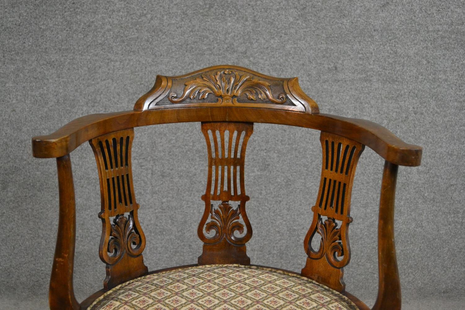 An Edwardian walnut corner chair with a carved back rail over pierced splats over a patterned seat - Image 2 of 5