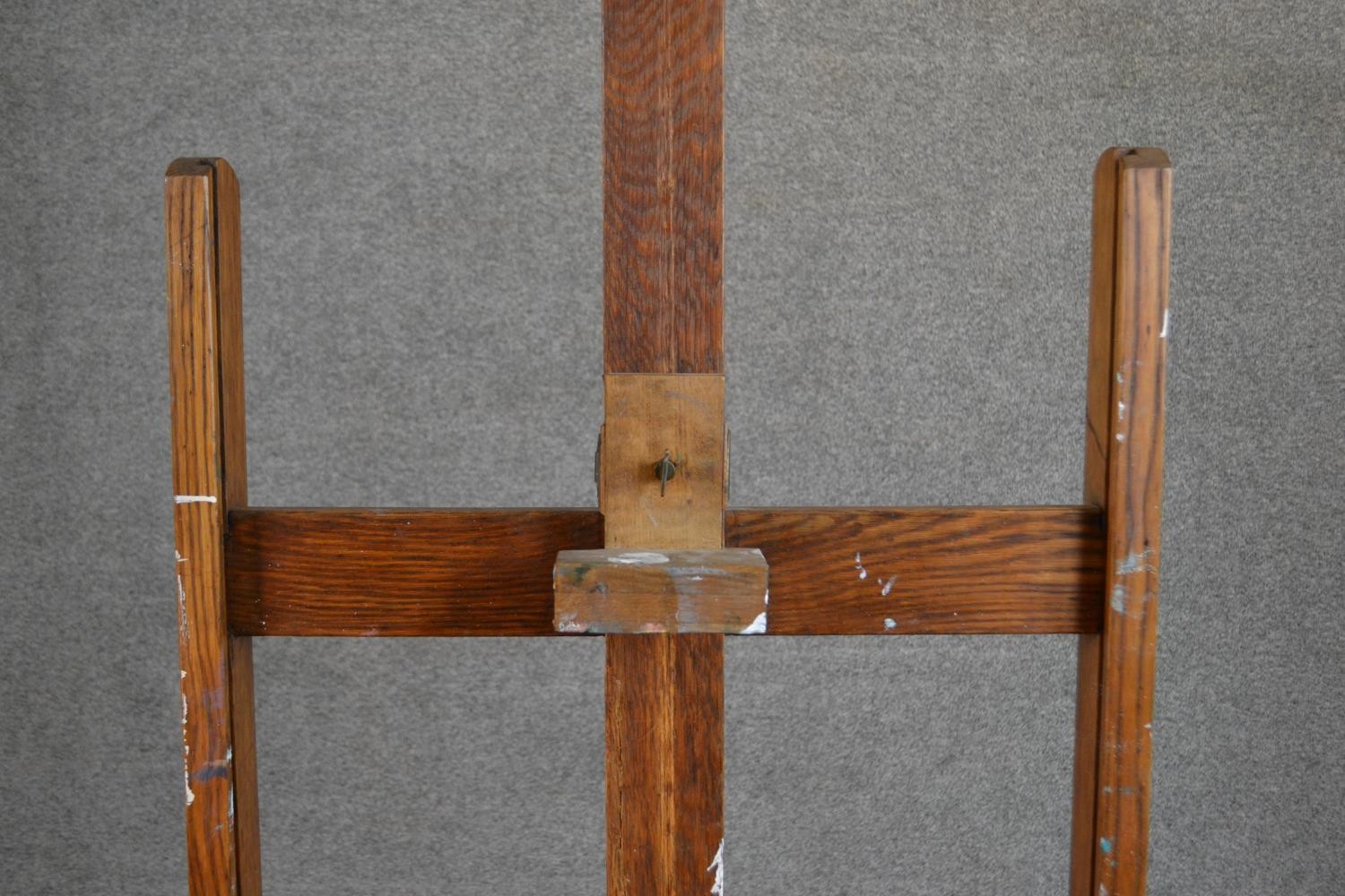 A late 19th/early 20th century oak artist's studio easel, with winders for raising and lowering - Image 3 of 7