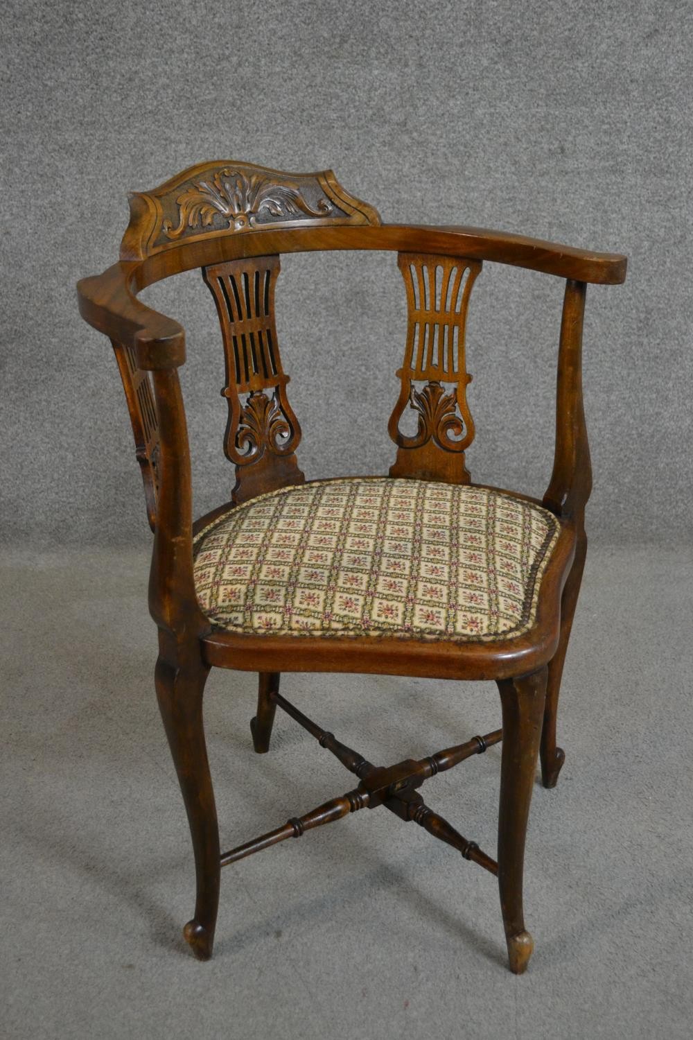An Edwardian walnut corner chair with a carved back rail over pierced splats over a patterned seat - Image 5 of 5