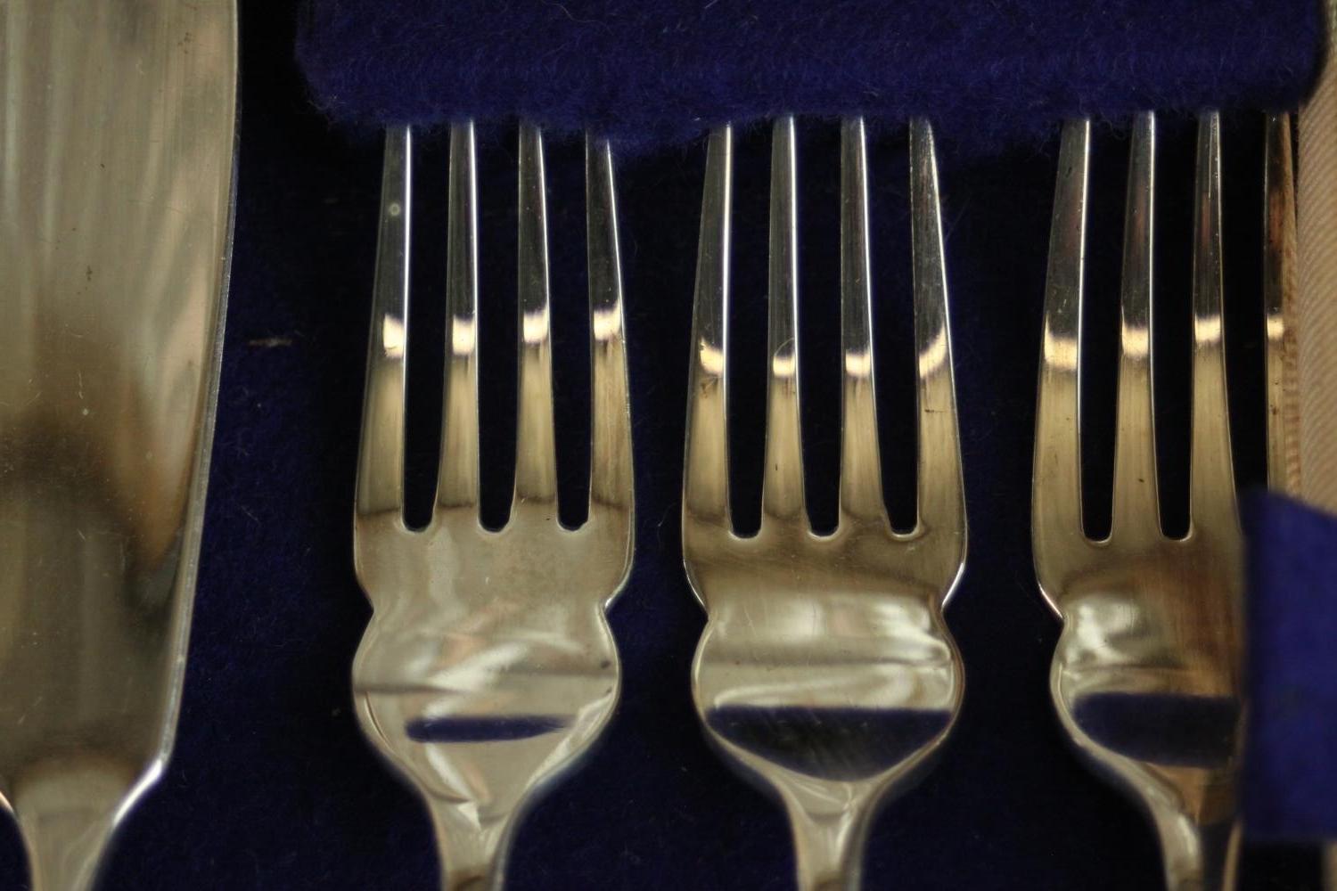 An oak and brass canteen of Goldsmiths and Silversmiths regent plate fish set for six people. Makers - Image 6 of 8