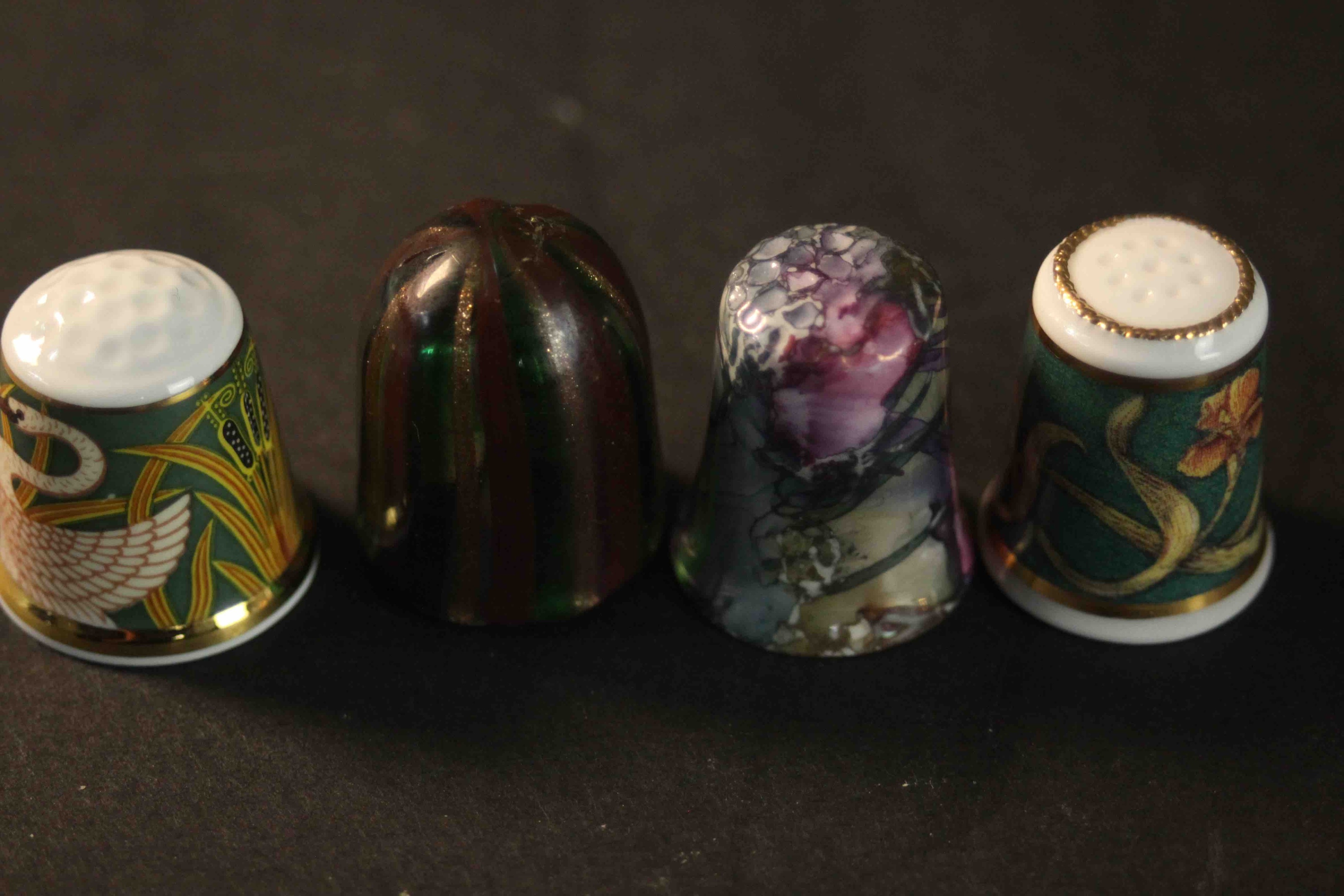 A collection thimbles, including a hand painted Royal Crown Derby thimble, two hand blown Murano - Image 8 of 8