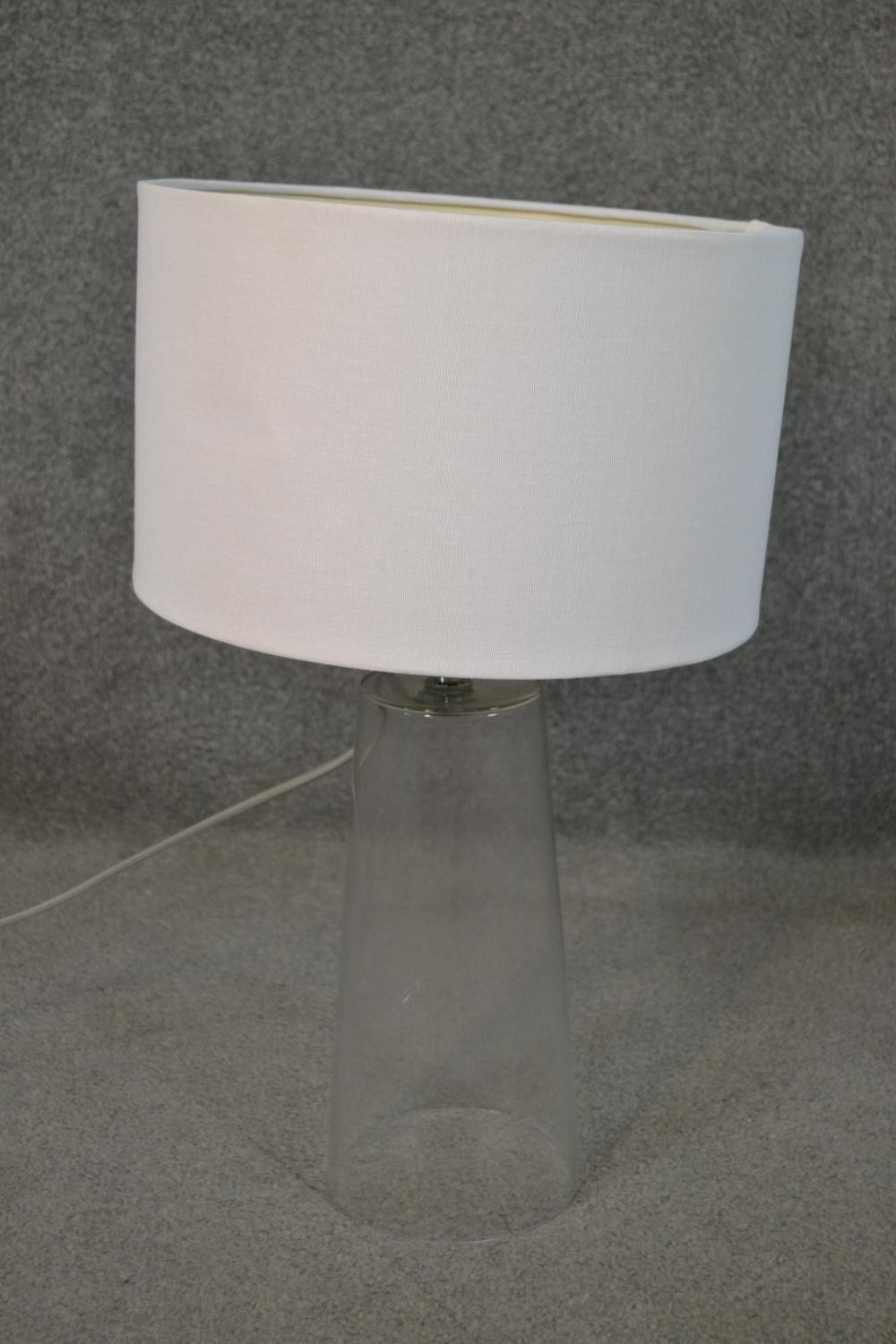 A pair of contemporary glass table lamps of slightly conical form with white shades. H.45cm - Image 3 of 5