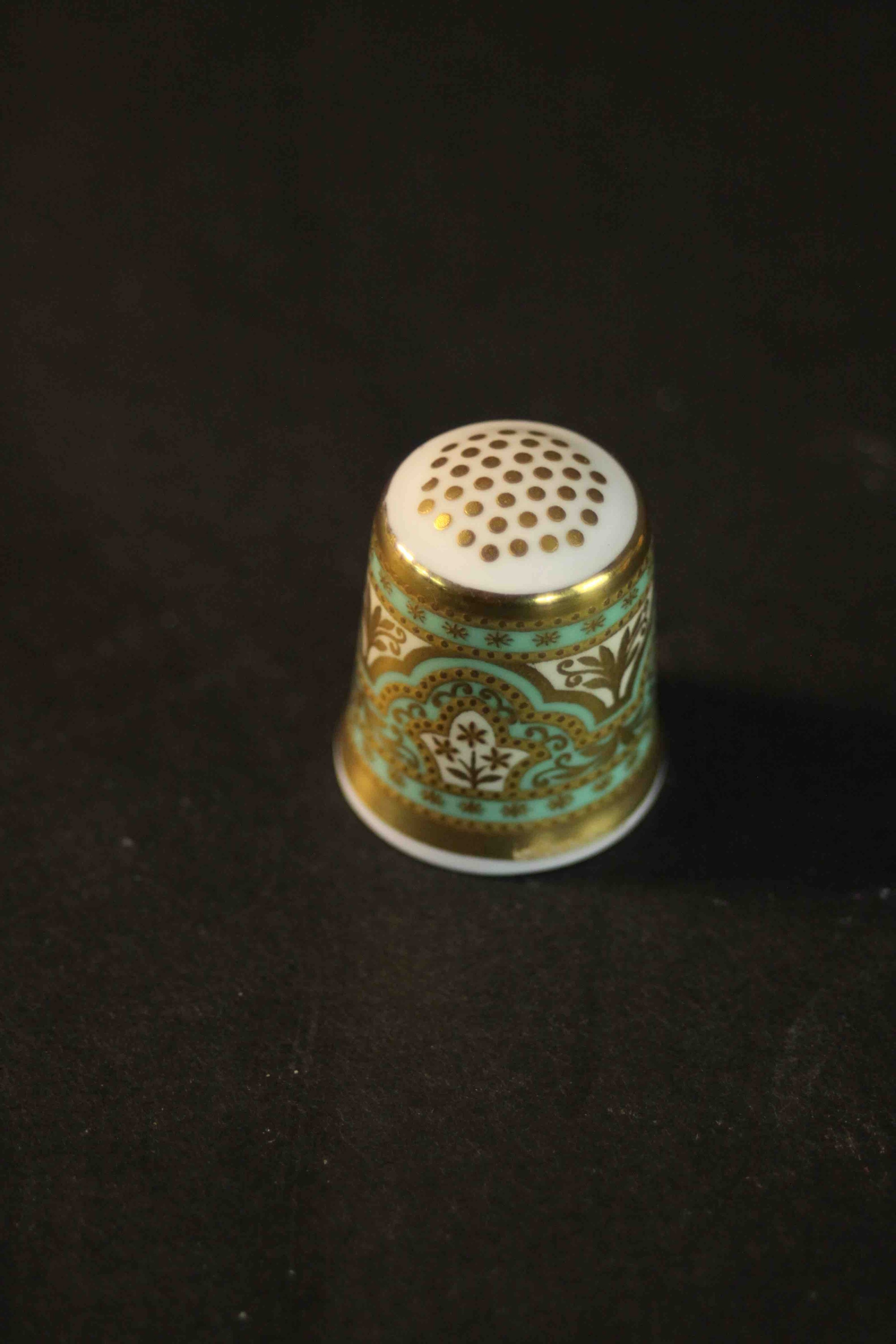 A collection thimbles, including a hand painted Royal Crown Derby thimble, two hand blown Murano - Image 3 of 8