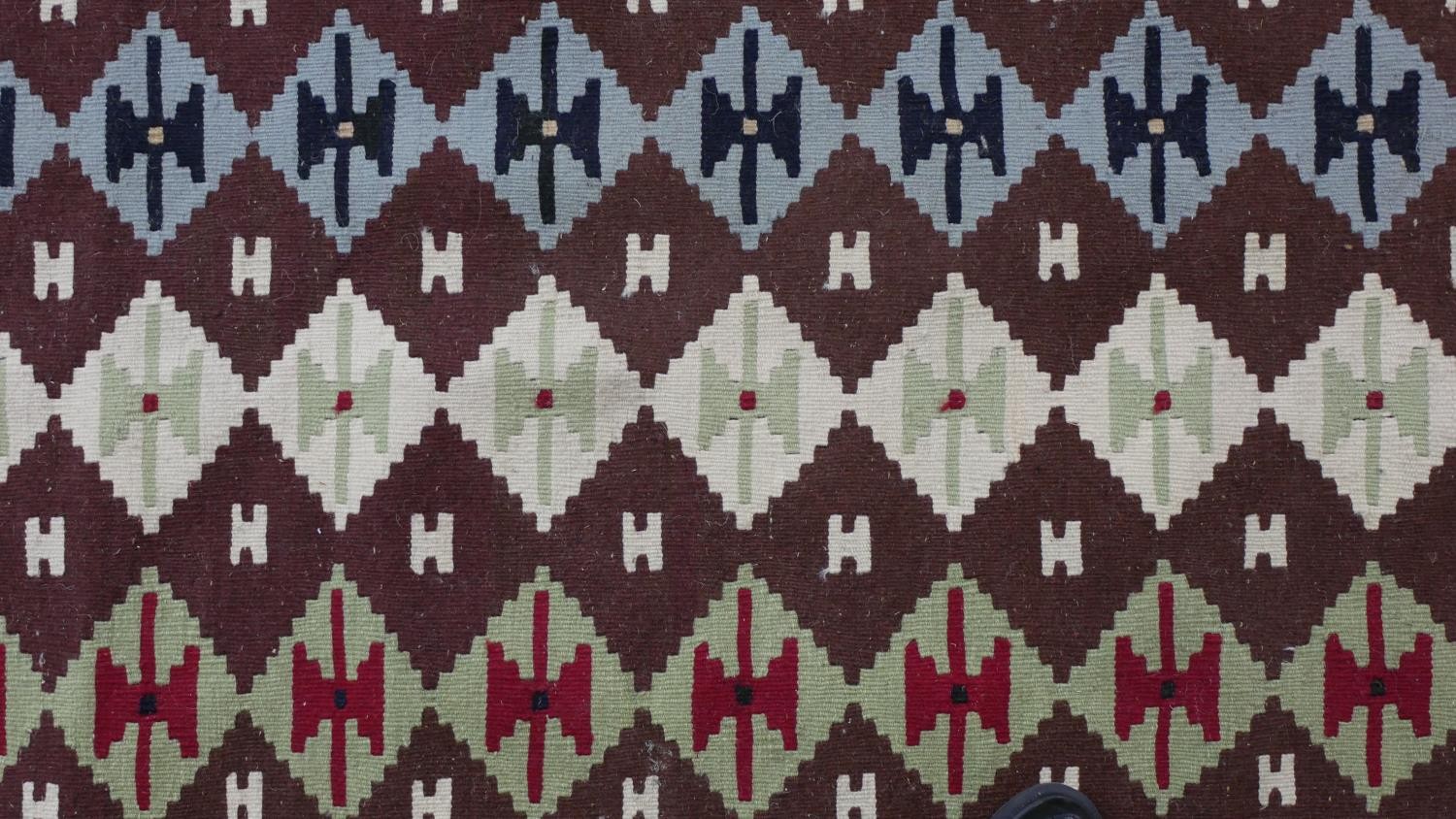 A handmade maroon ground Kelim rug with geometric design. L.147 D.101cm - Image 3 of 5