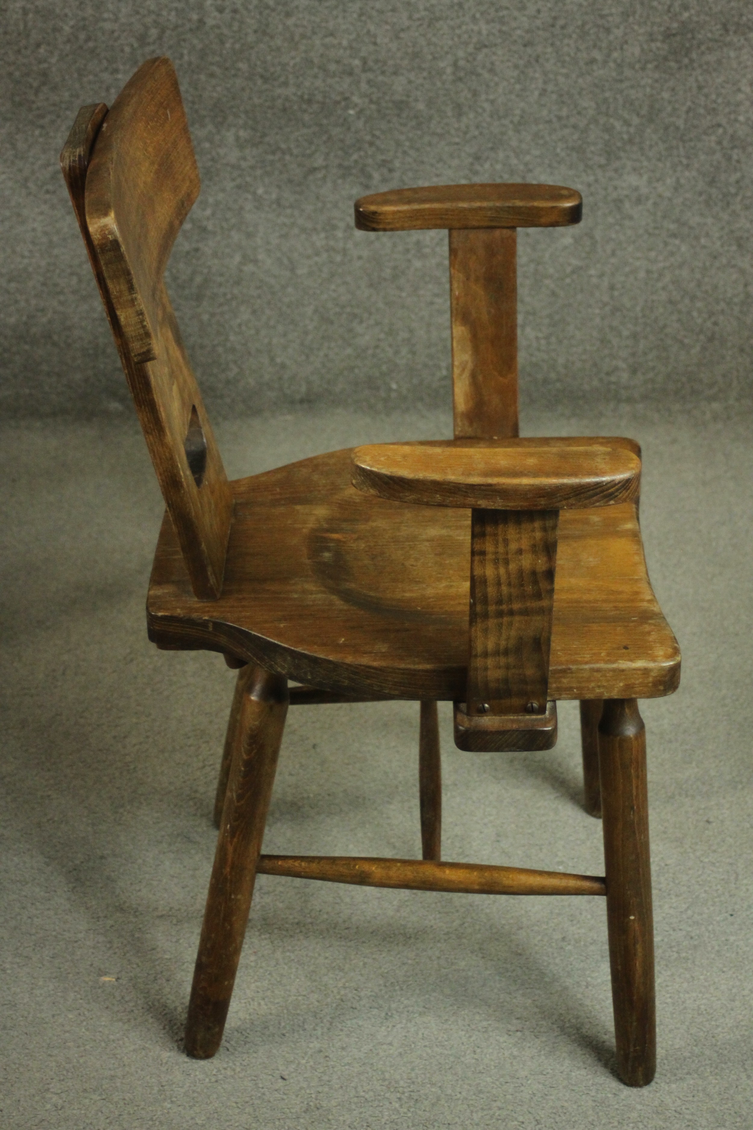 A set of six 20th century country style chairs, with a bar back on a splat with a cutout, over a - Image 5 of 7