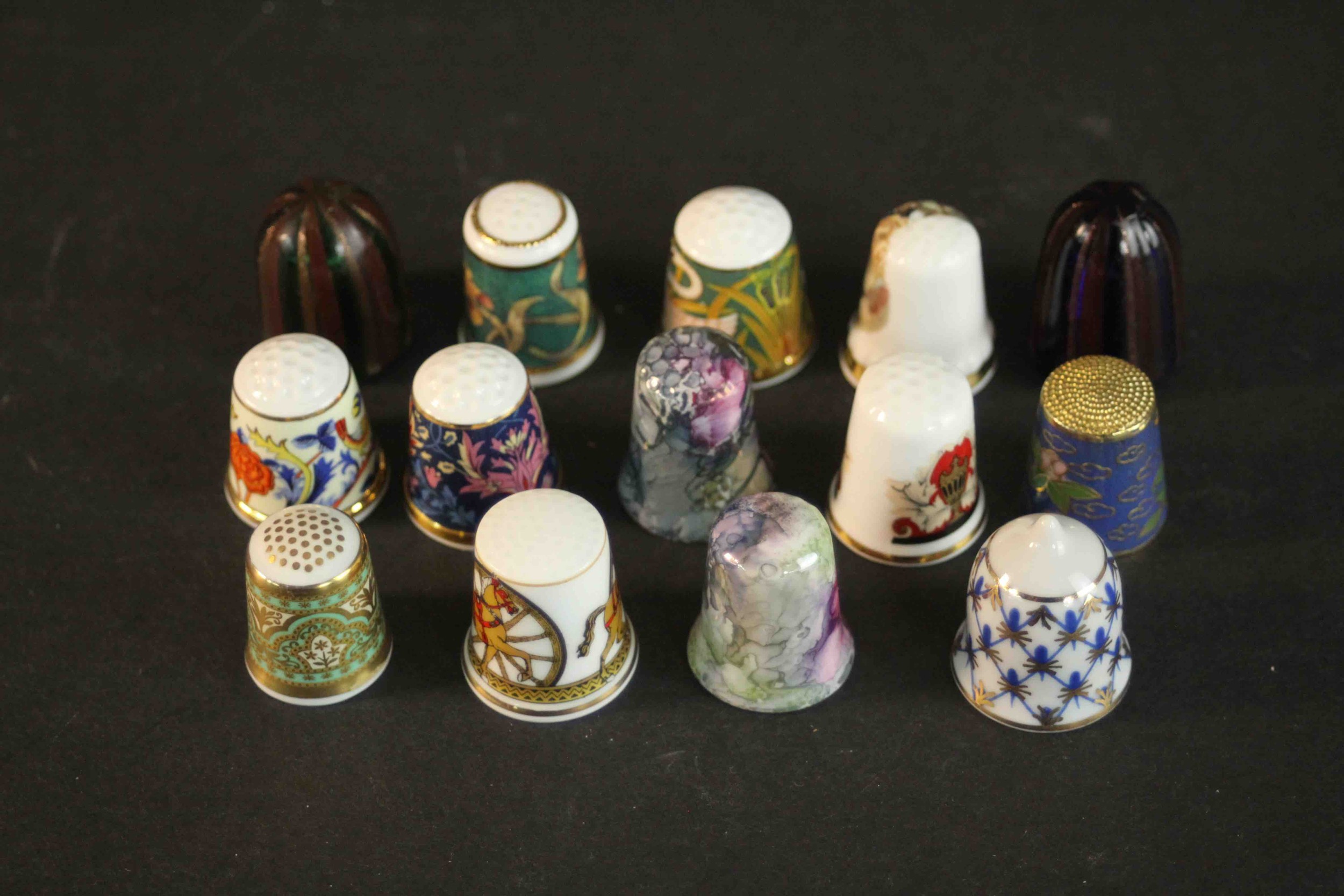 A collection thimbles, including a hand painted Royal Crown Derby thimble, two hand blown Murano - Image 2 of 8