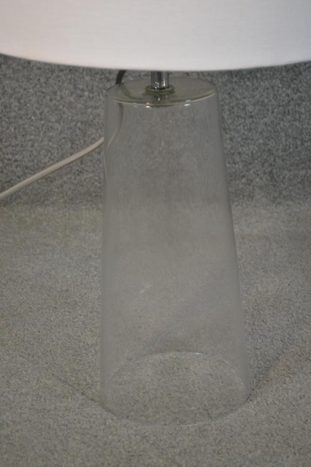 A pair of contemporary glass table lamps of slightly conical form with white shades. H.45cm - Image 5 of 5