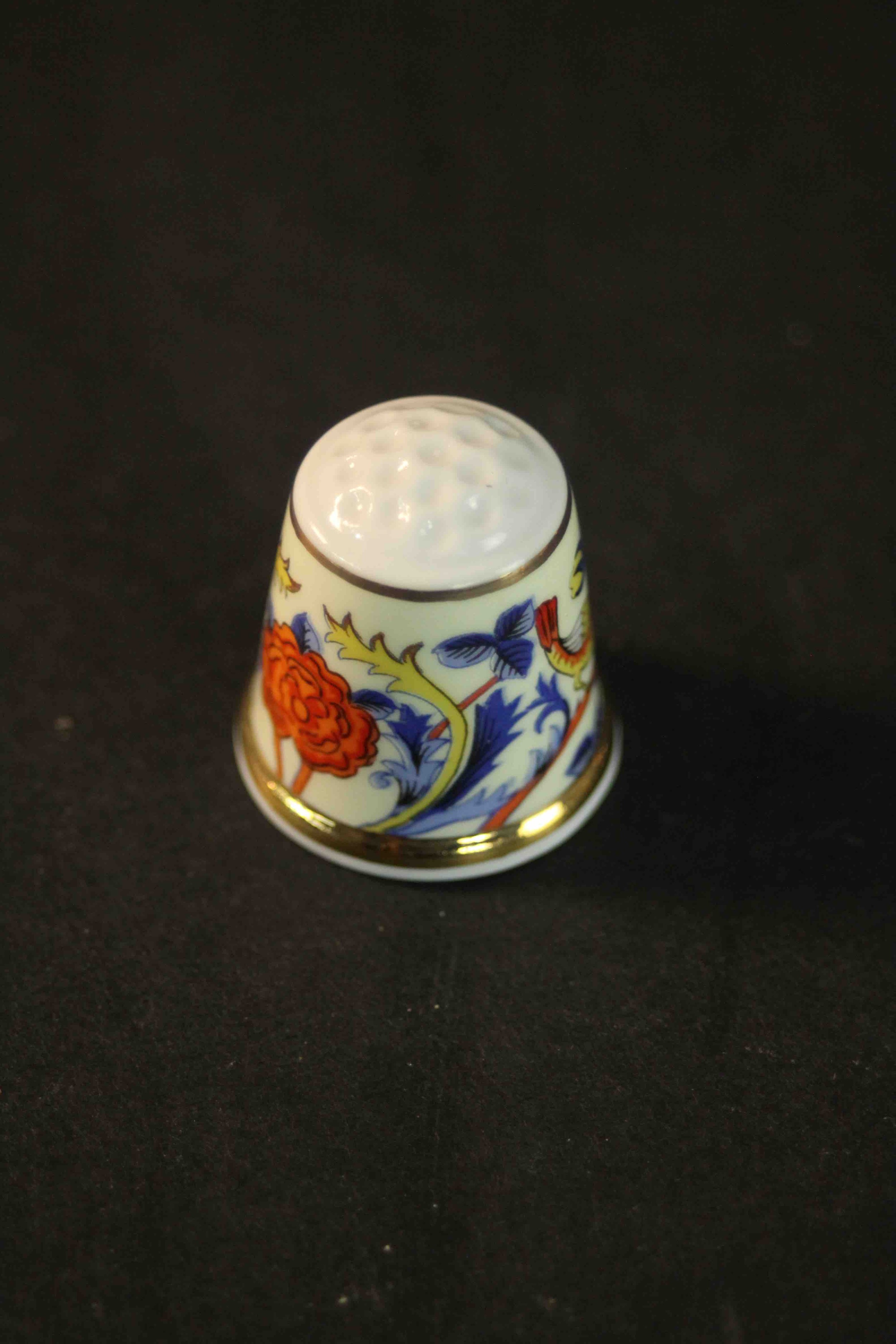 A collection thimbles, including a hand painted Royal Crown Derby thimble, two hand blown Murano - Image 4 of 8