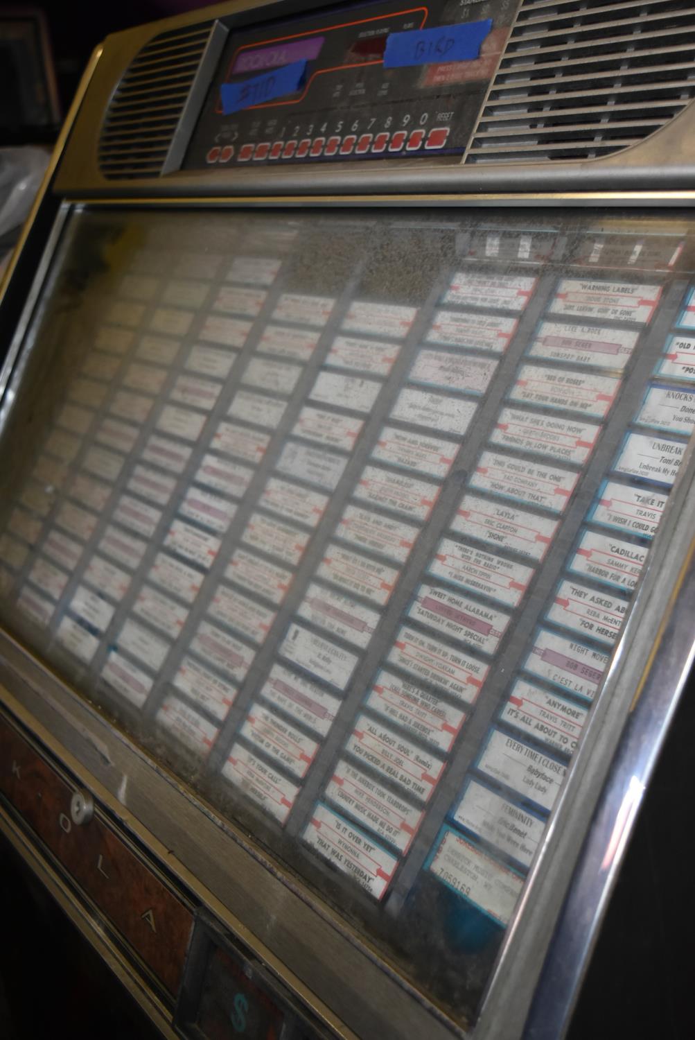 Rock Ola vinyl jukebox. U.S import. Complete but untested. It may be possible for this machine to be - Image 6 of 9