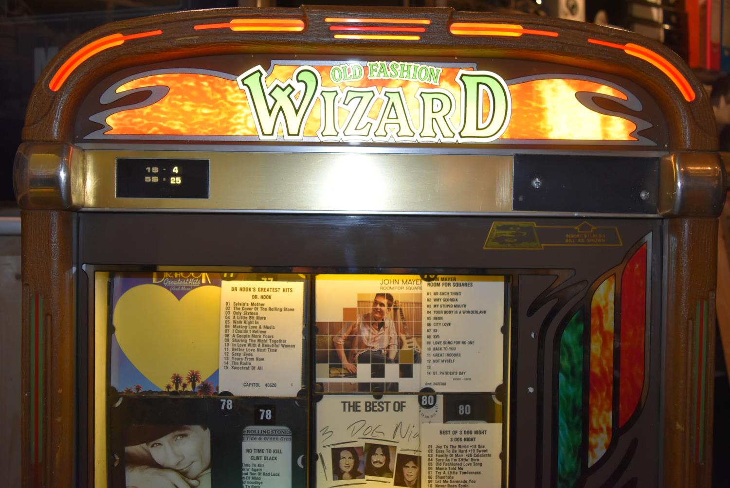 Old Fashioned CD Wizard wall jukebox. Holds 100 CD's. Complete, tested and working. Please note: - Image 5 of 6