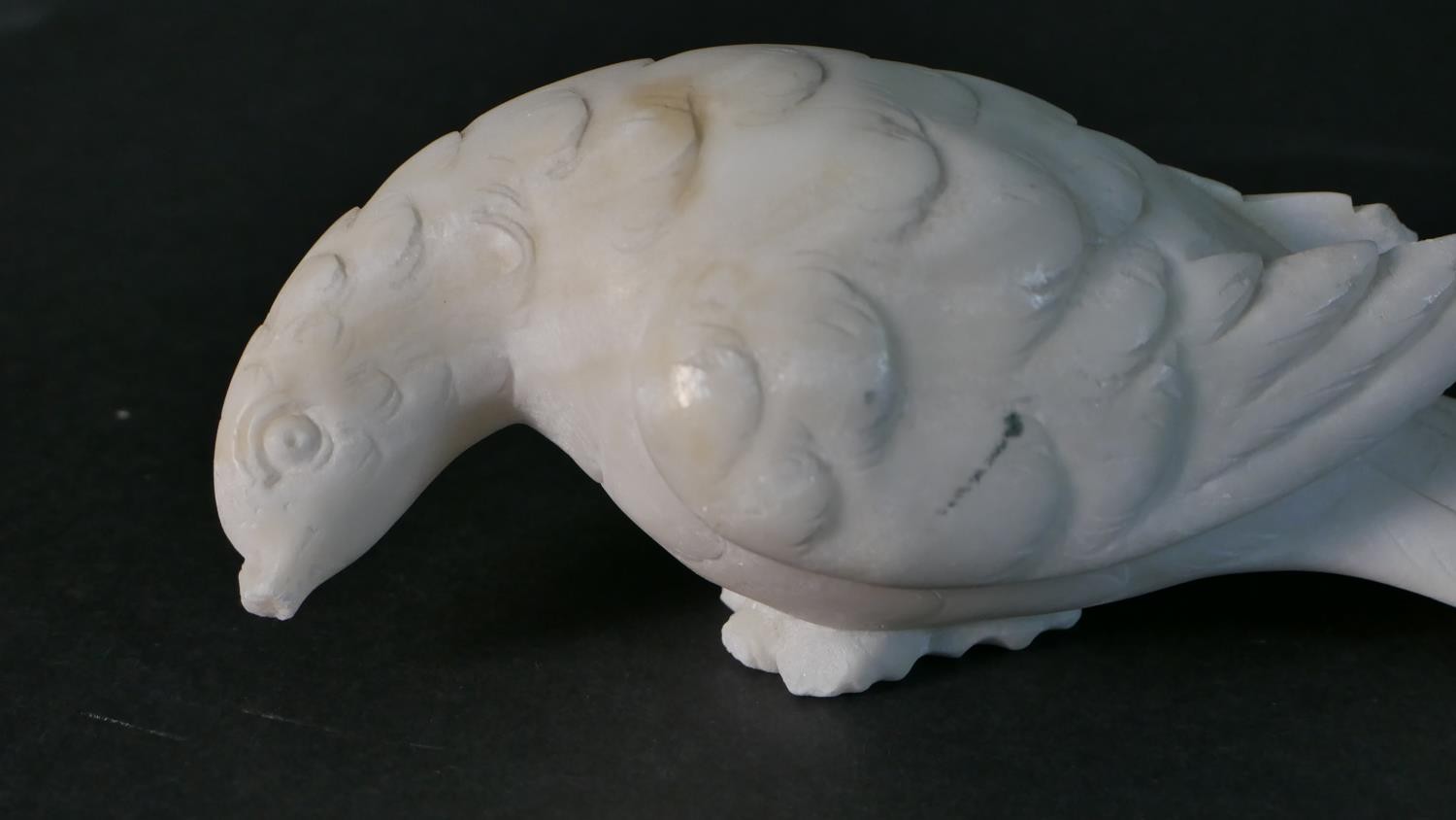 A pair of carved white marble doves. (beak broken)H.8 W.18cm - Image 2 of 5