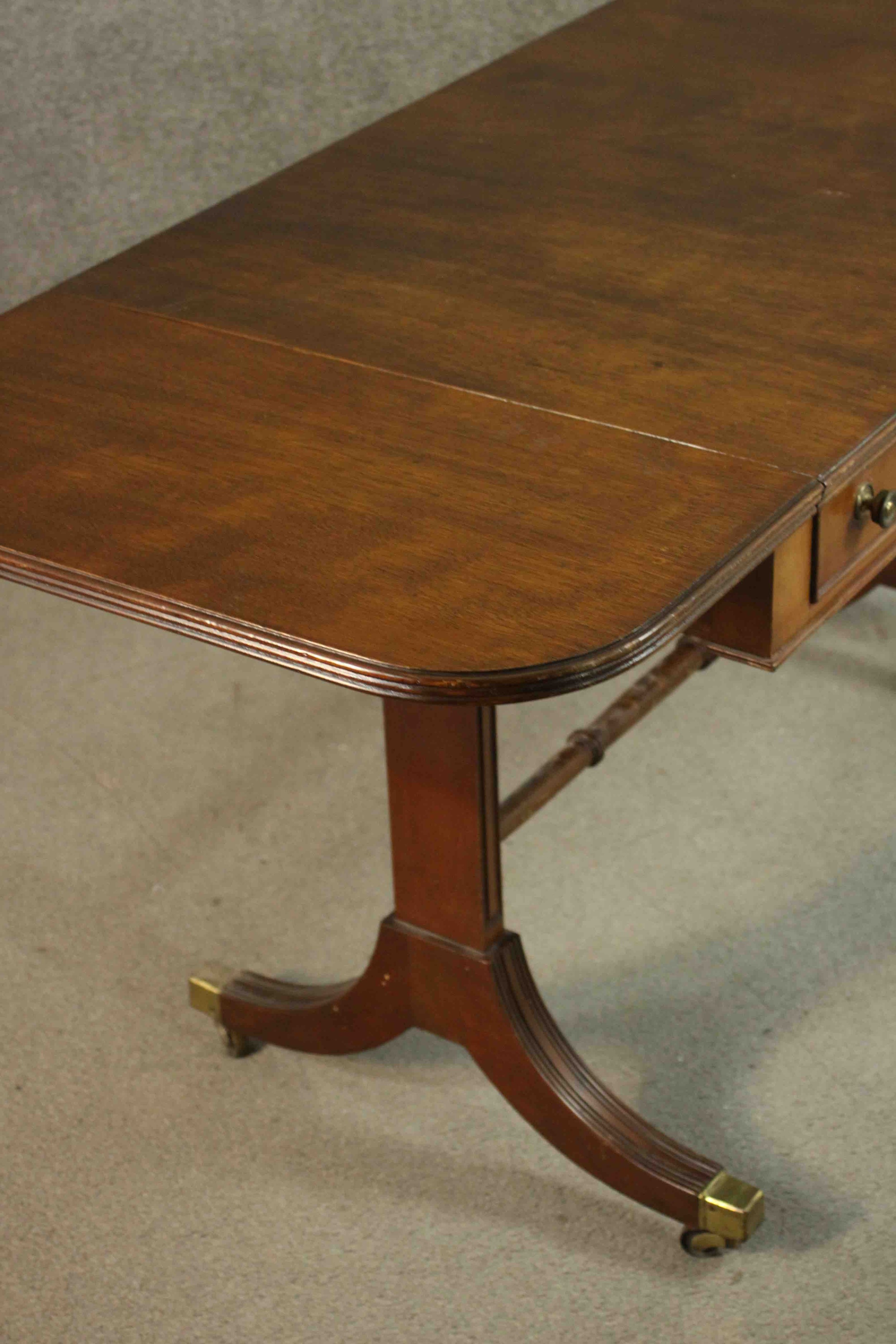 A Regency style mahogany sofa table of small size. H.69 W.152 (ext) 61cm. - Image 9 of 10