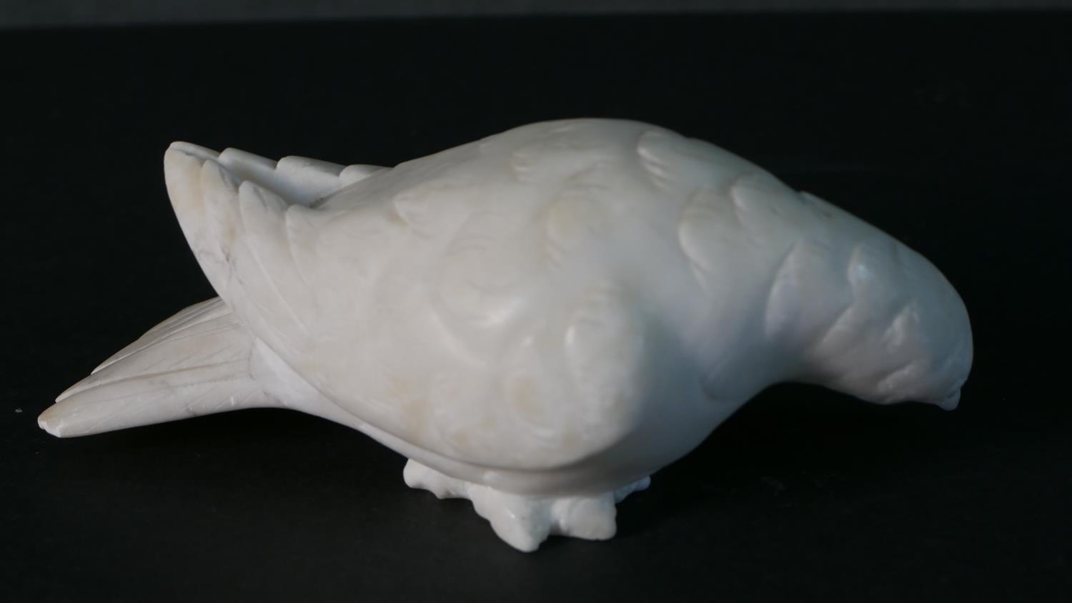 A pair of carved white marble doves. (beak broken)H.8 W.18cm - Image 4 of 5