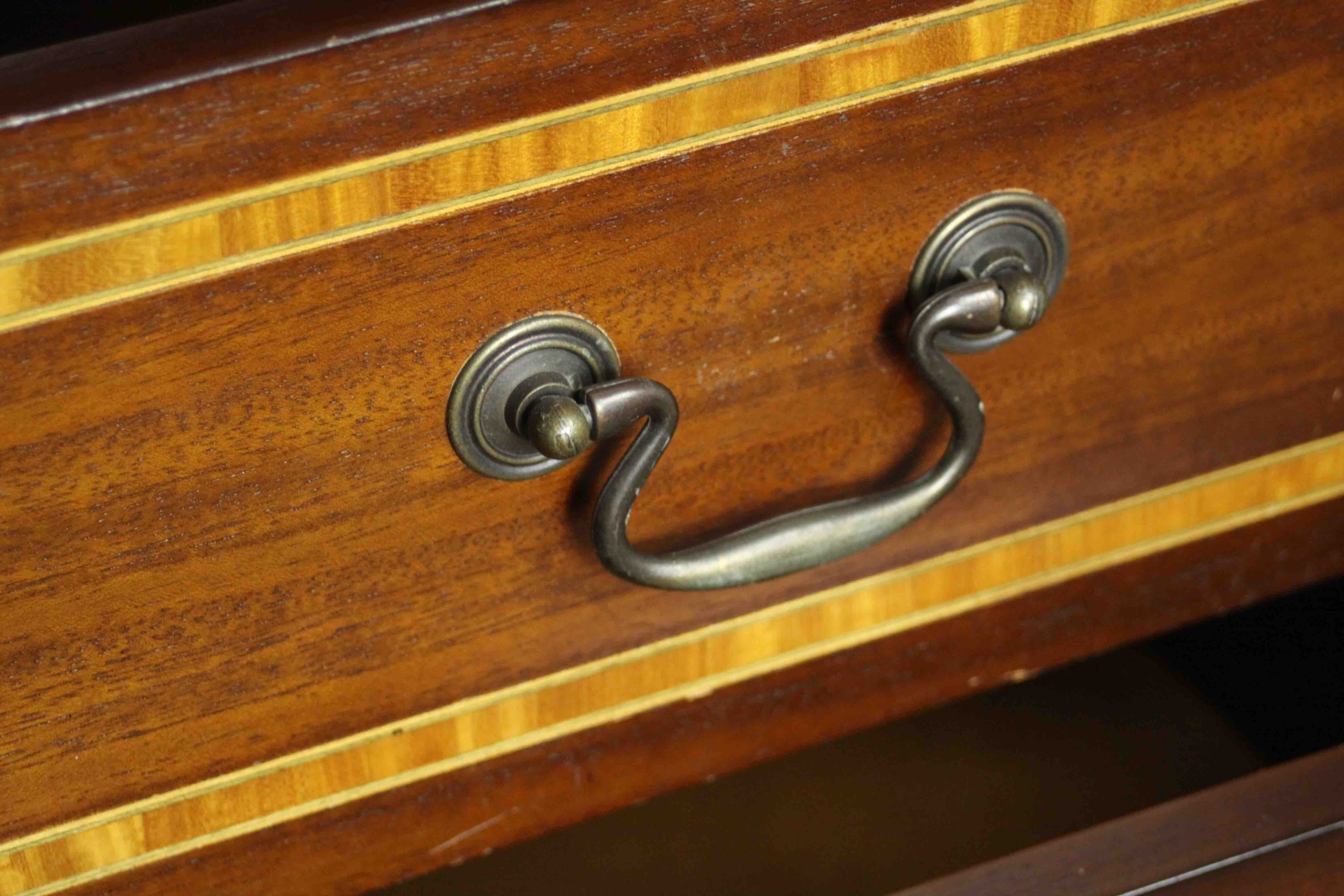 A 20th century Sheraton style mahogany and satinwood inlaid chest, the crossbanded top centred by an - Image 9 of 10