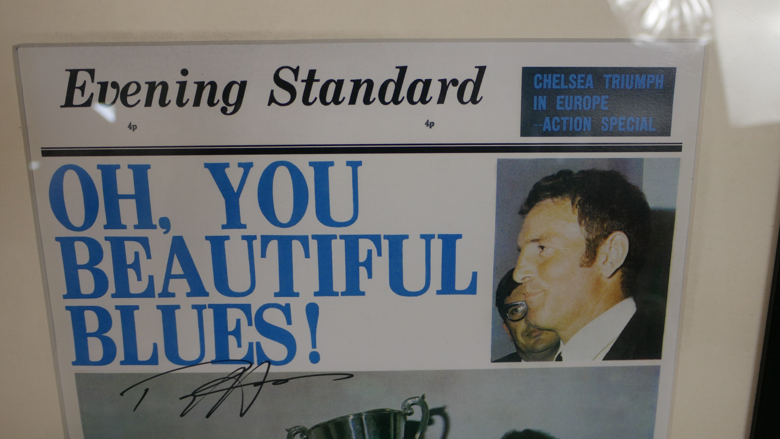 Two framed and glazed signed pieces of Chelsea F.C. memorabilia. A Peter Osgood signed press photo - Image 8 of 9
