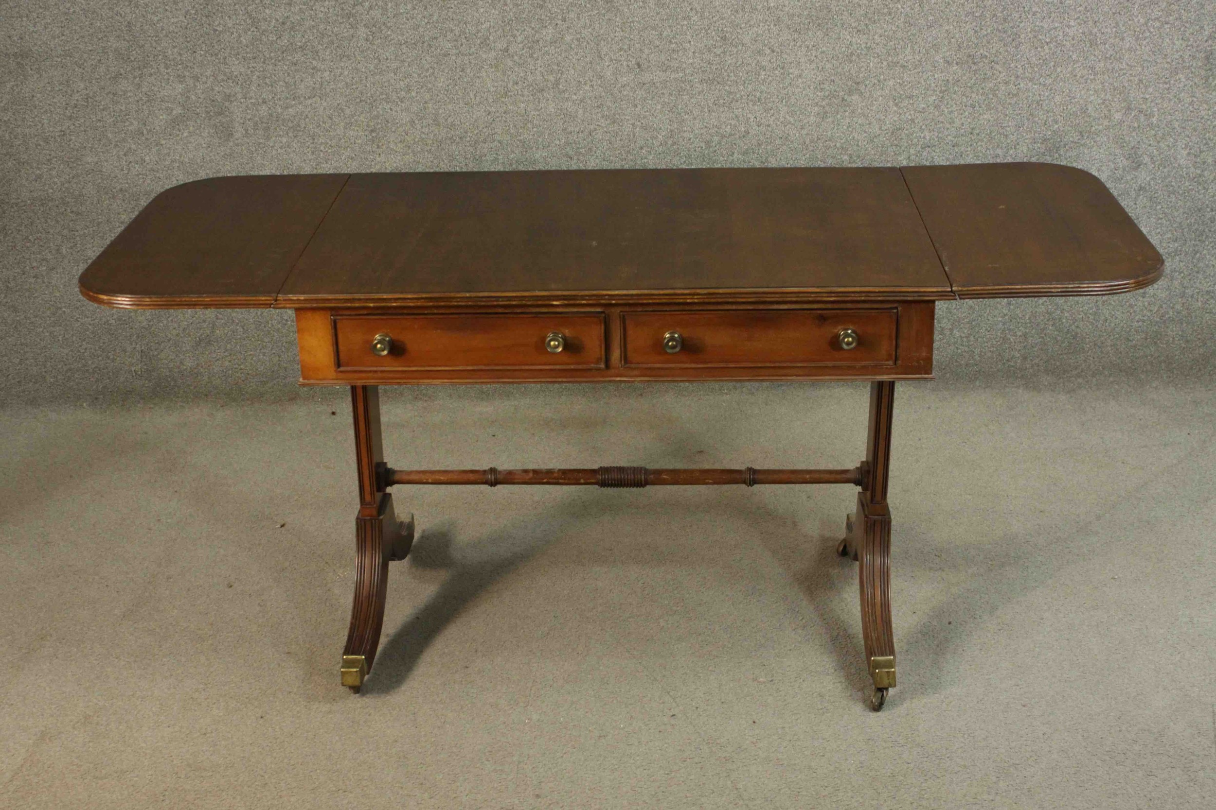 A Regency style mahogany sofa table of small size. H.69 W.152 (ext) 61cm. - Image 3 of 10