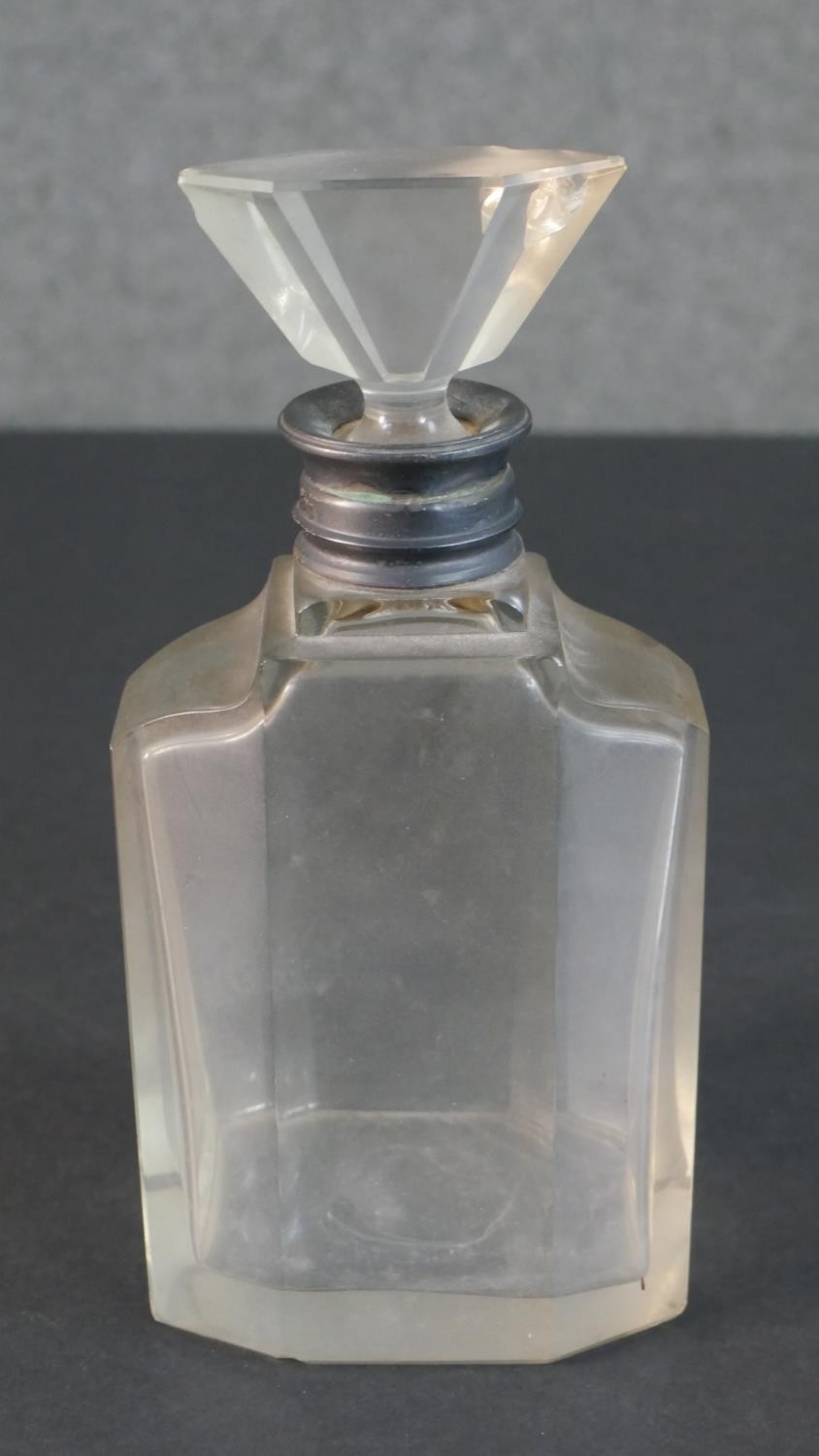 An Art Deco silver collared crystal decanter with fan shaped stopper. (chipped) Hallmarked: WB&S for - Image 4 of 5