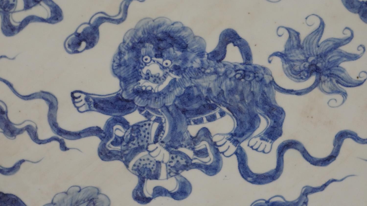 A very large Chinese 19th century porcelain blue and white hand painted charger decorated with - Image 4 of 6