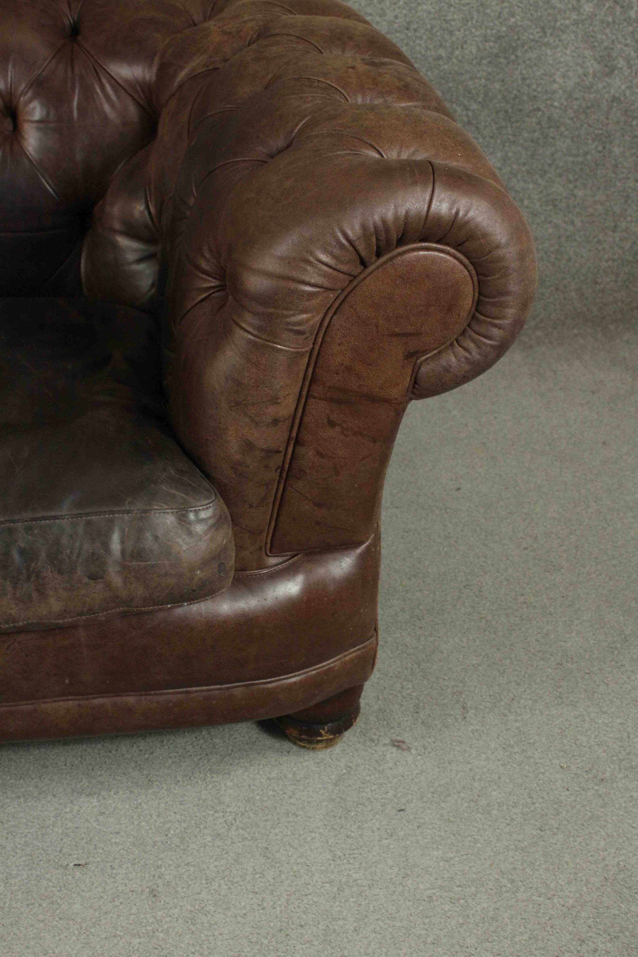 A contemporary brown leather Chesterfield sofa, with buttoned scrolling arms and back, on turned - Image 6 of 11