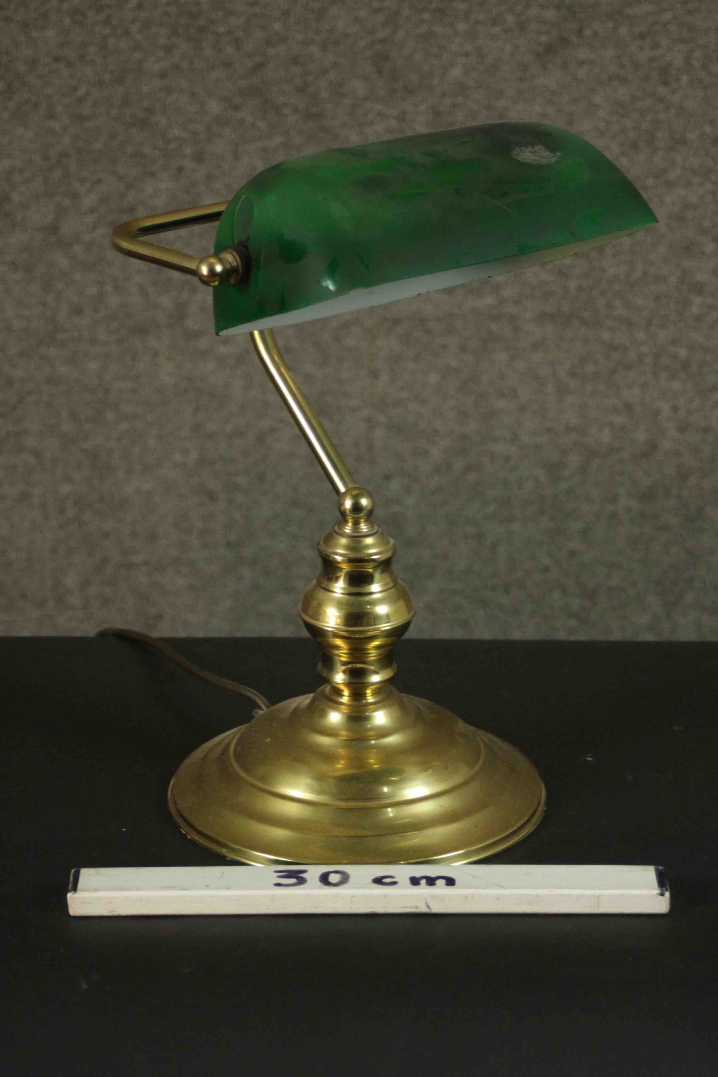 An early 20th century brass banker's desk lamp with green glass adjustable shade and on stepped - Image 2 of 4