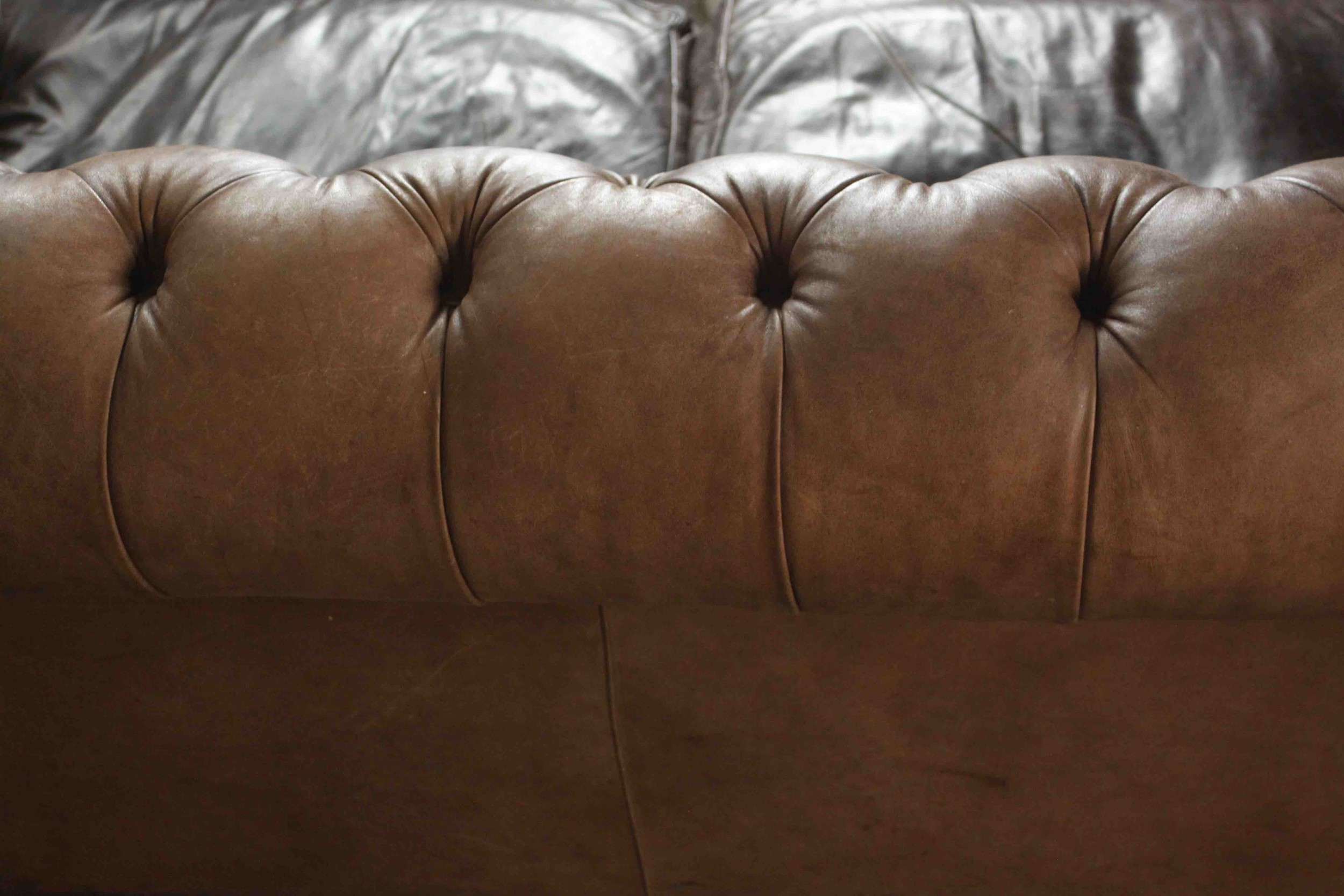 A contemporary brown leather Chesterfield sofa, with buttoned scrolling arms and back, on turned - Image 10 of 11
