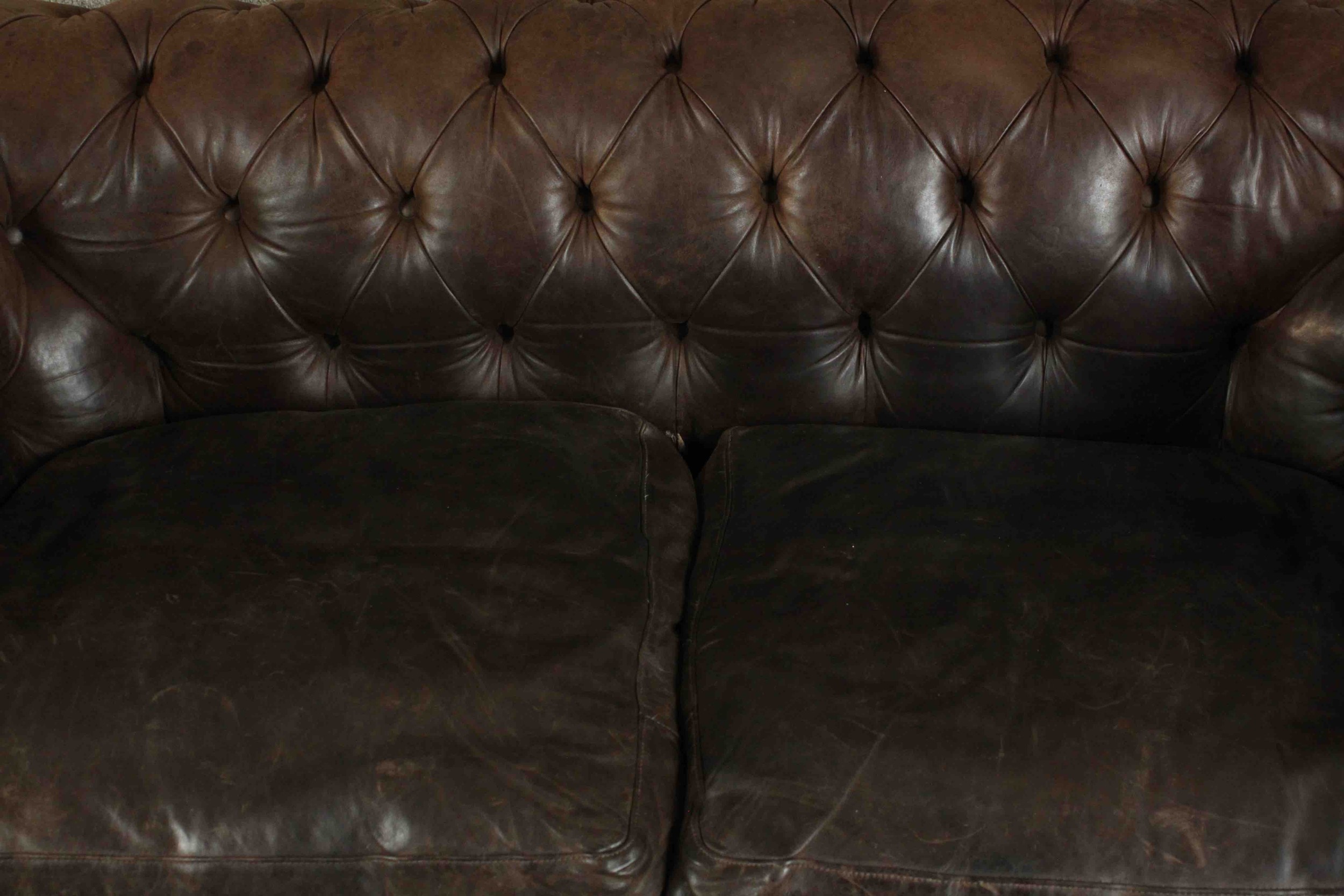 A contemporary brown leather Chesterfield sofa, with buttoned scrolling arms and back, on turned - Image 5 of 11