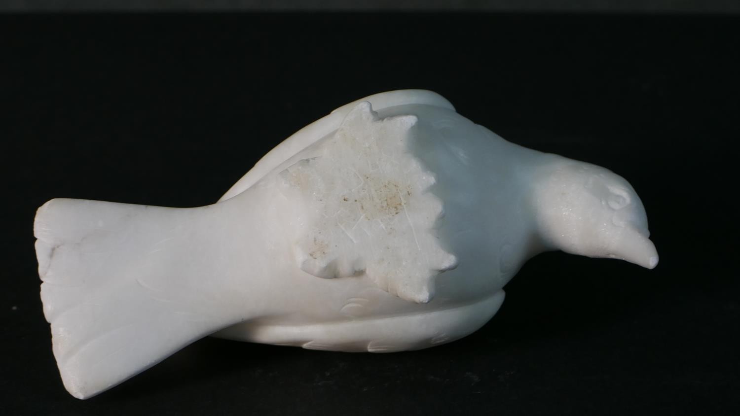 A pair of carved white marble doves. (beak broken)H.8 W.18cm - Image 5 of 5