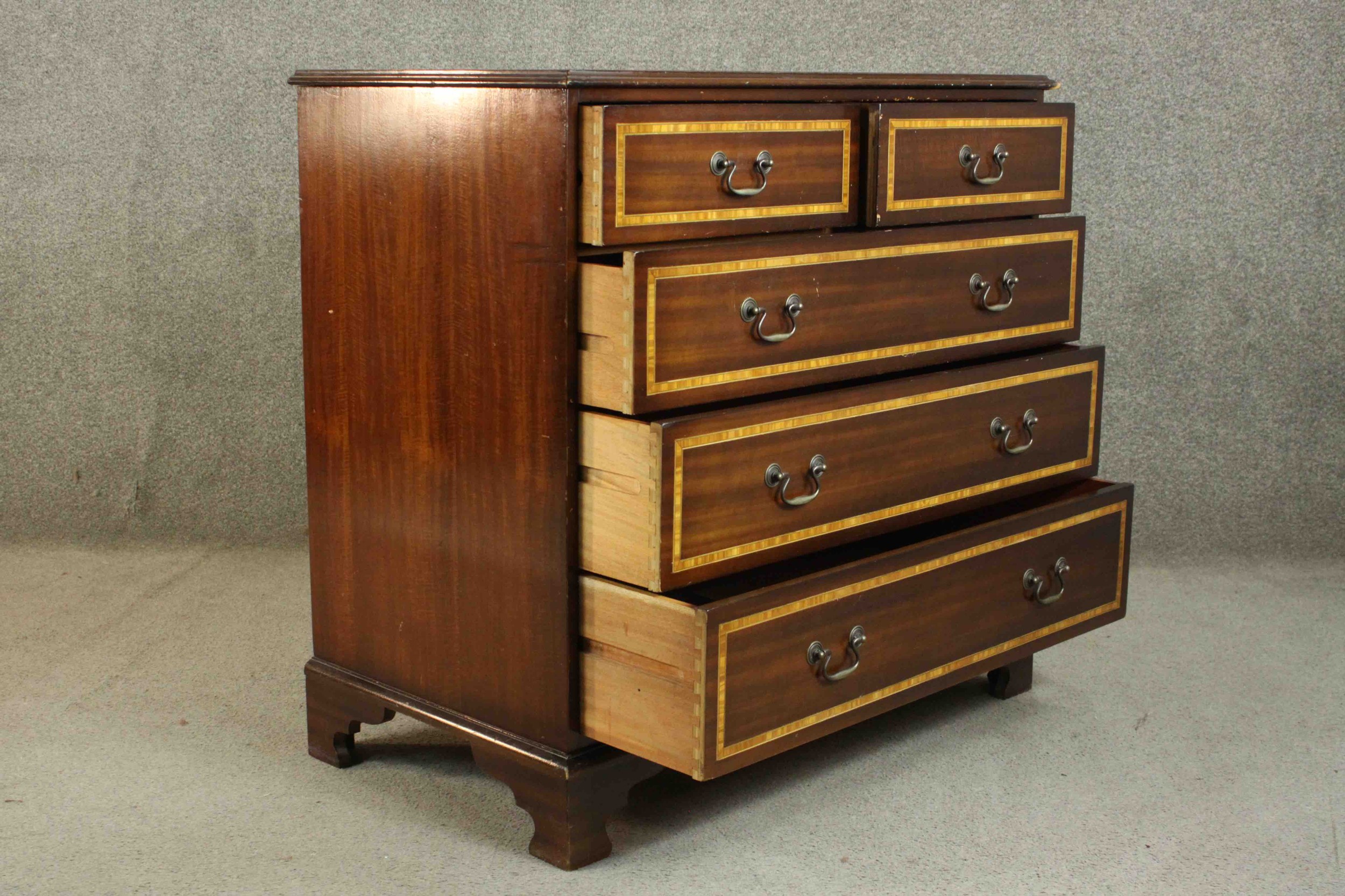 A 20th century Sheraton style mahogany and satinwood inlaid chest, the crossbanded top centred by an - Image 4 of 10