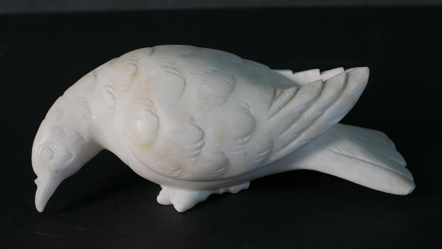 A pair of carved white marble doves. (beak broken)H.8 W.18cm - Image 3 of 5