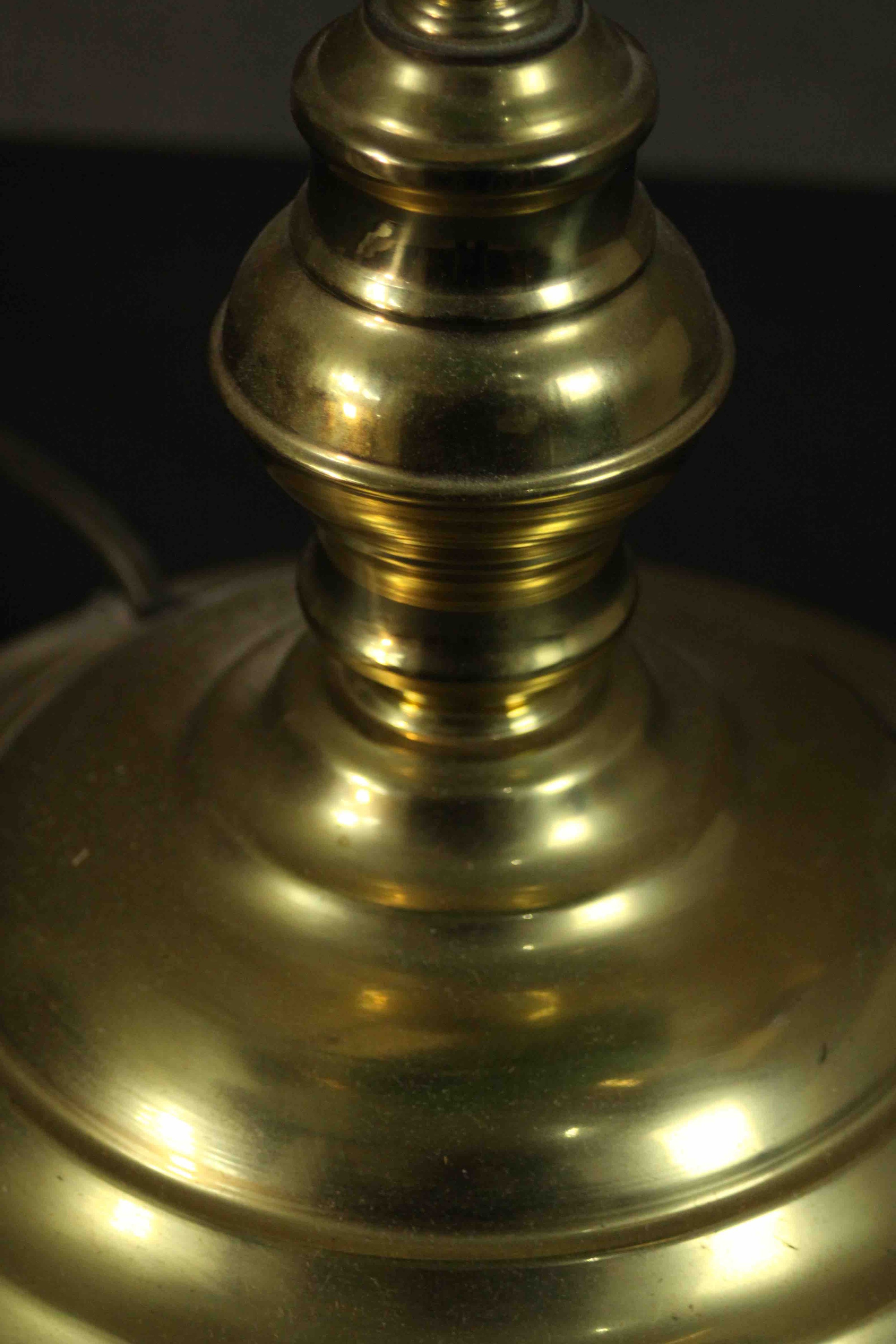 An early 20th century brass banker's desk lamp with green glass adjustable shade and on stepped - Image 4 of 4