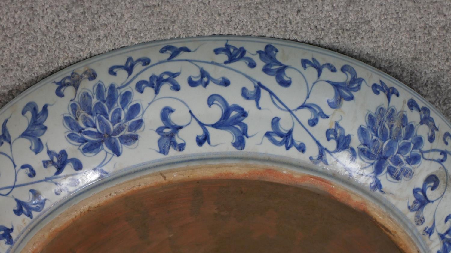A very large Chinese 19th century porcelain blue and white hand painted charger decorated with - Image 6 of 6