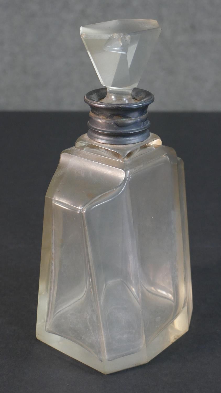 An Art Deco silver collared crystal decanter with fan shaped stopper. (chipped) Hallmarked: WB&S for - Image 3 of 5