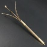 9ct gold propelling swizzle stick, Birmingham 1968, 5.2 grams. 73 mm closed and 104 mm when open. UK