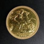 Elizabeth II 1980 gold full sovereign. UK Postage £12.