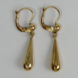 A pair of 18ct gold drop earrings, 2.9 grams. 35 mm long. UK Postage £12.