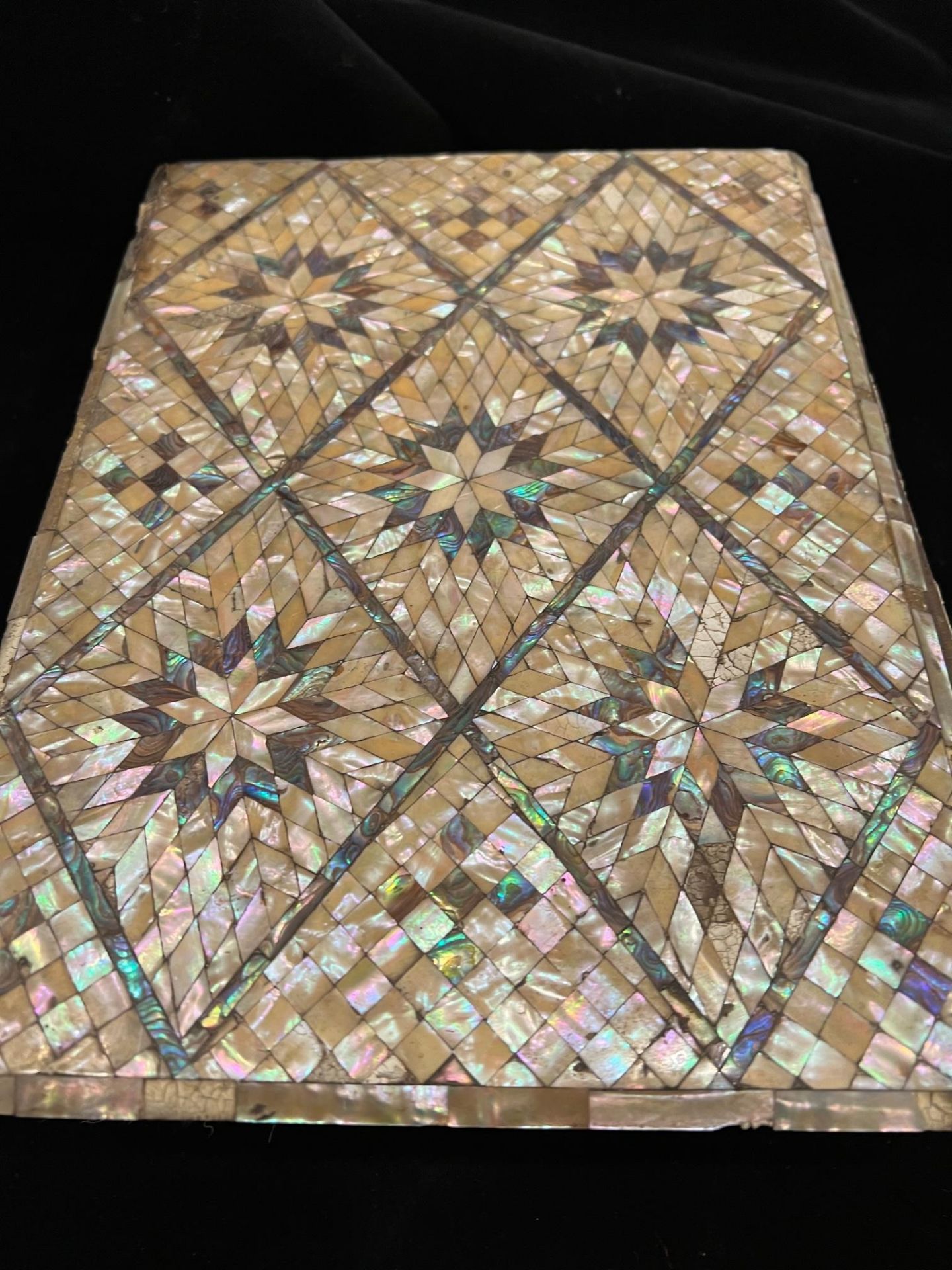 AN 18TH CENTURY INDO-PORTUGUESE MOTHER OF PEARL INLAID BOX - Bild 6 aus 7