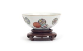 A CHINESE FAMILLE ROSE PORCELAIN TEA BOWL