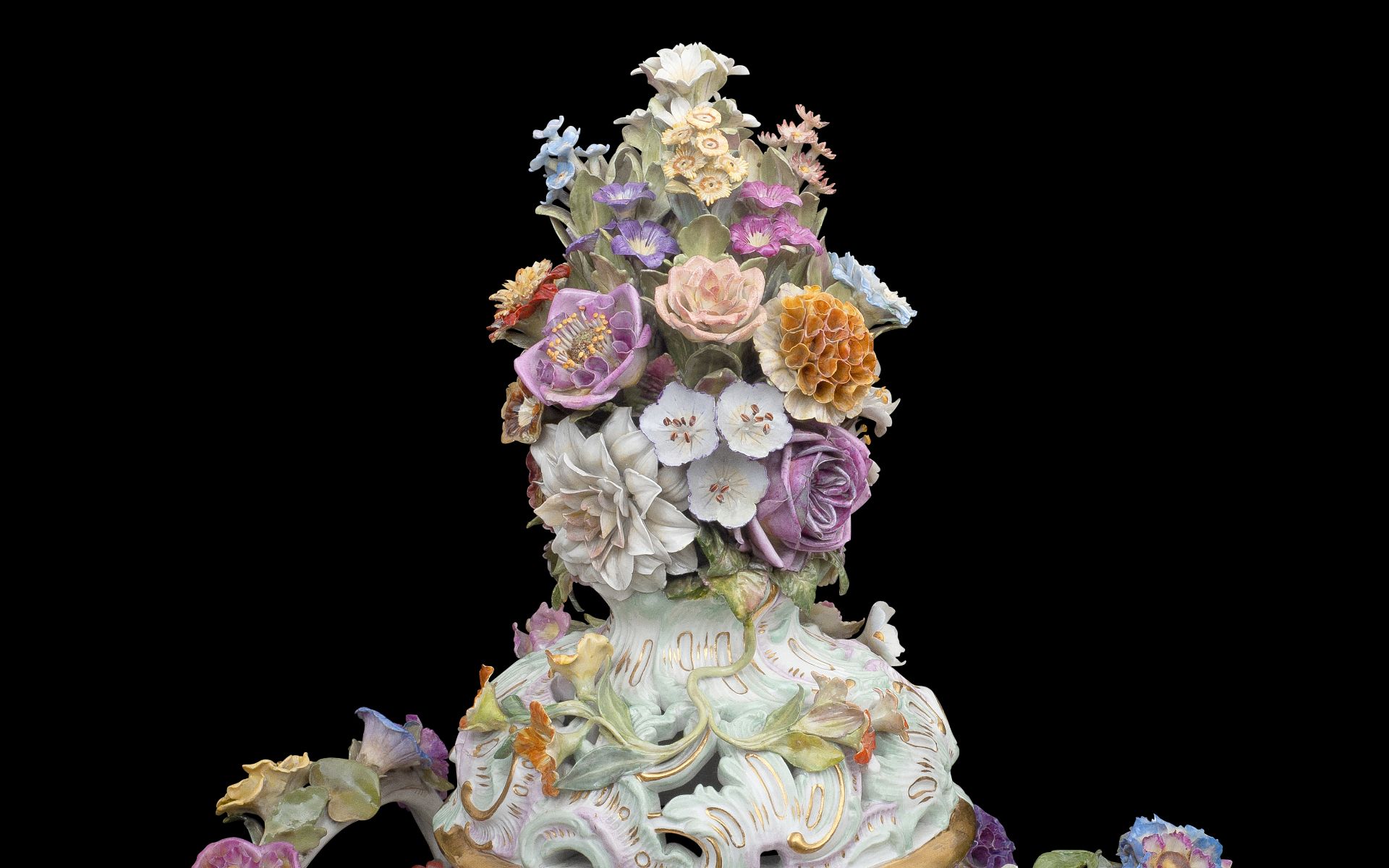 A FINE MONUMENTAL FLOWER ENCRUSTED MEISSEN VASE AND COVER, LATE 19TH / EARLY 20TH CENTURY - Bild 5 aus 10