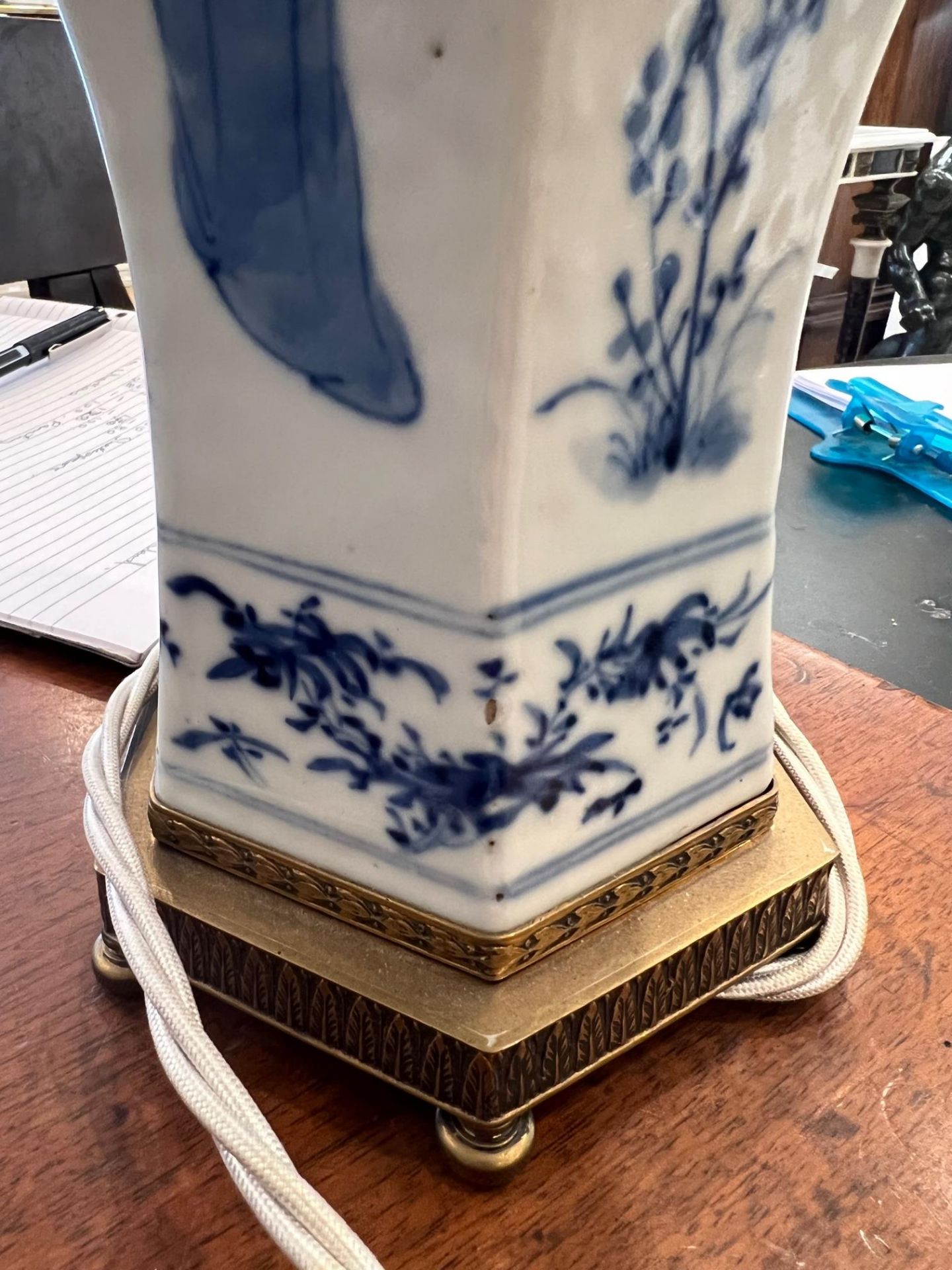 A 19TH CENTURY CHINESE BLUE AND WHITE PORCELAIN VASE ADAPTED AS A LAMP BASE - Image 4 of 8