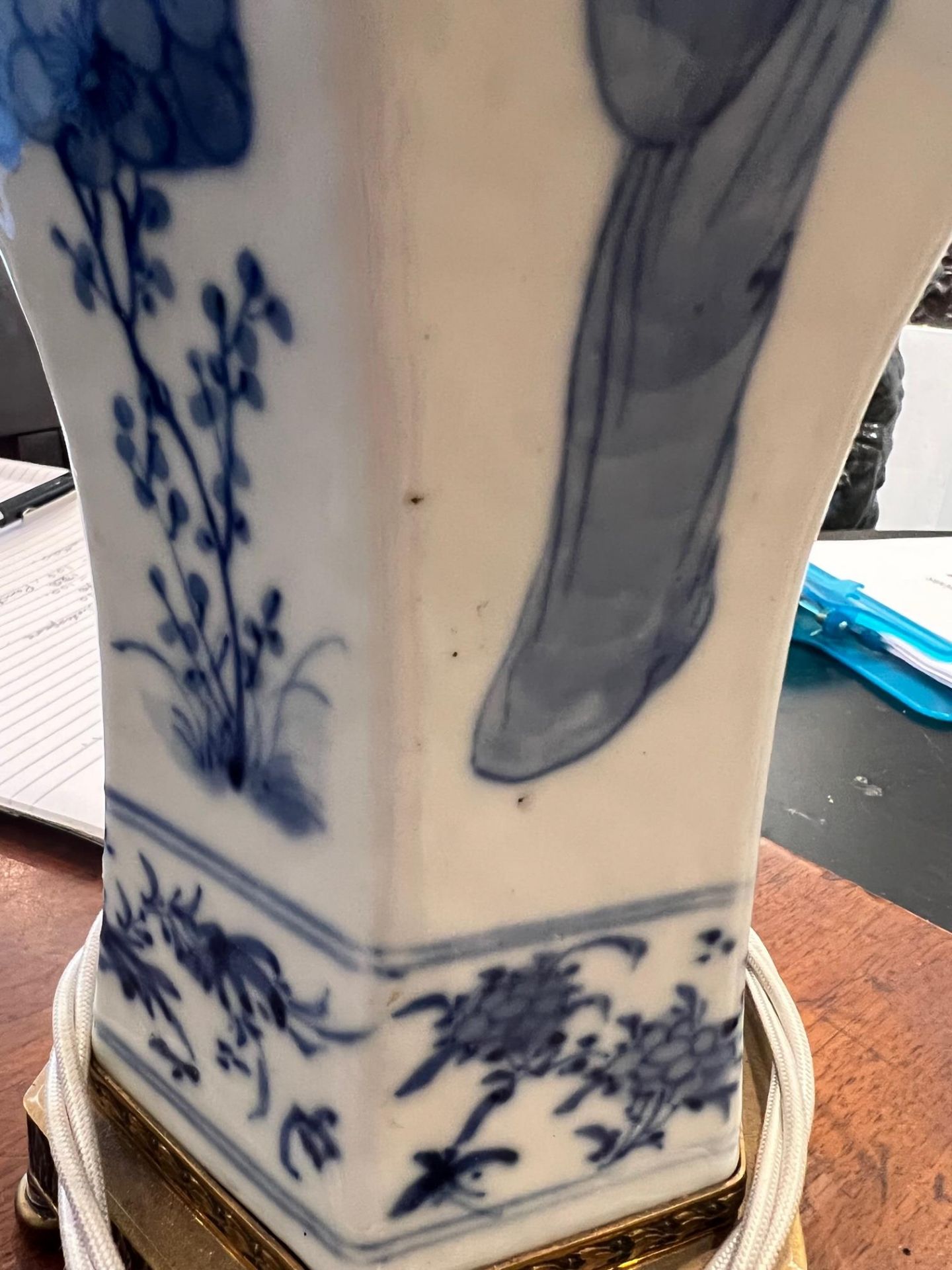 A 19TH CENTURY CHINESE BLUE AND WHITE PORCELAIN VASE ADAPTED AS A LAMP BASE - Image 3 of 8