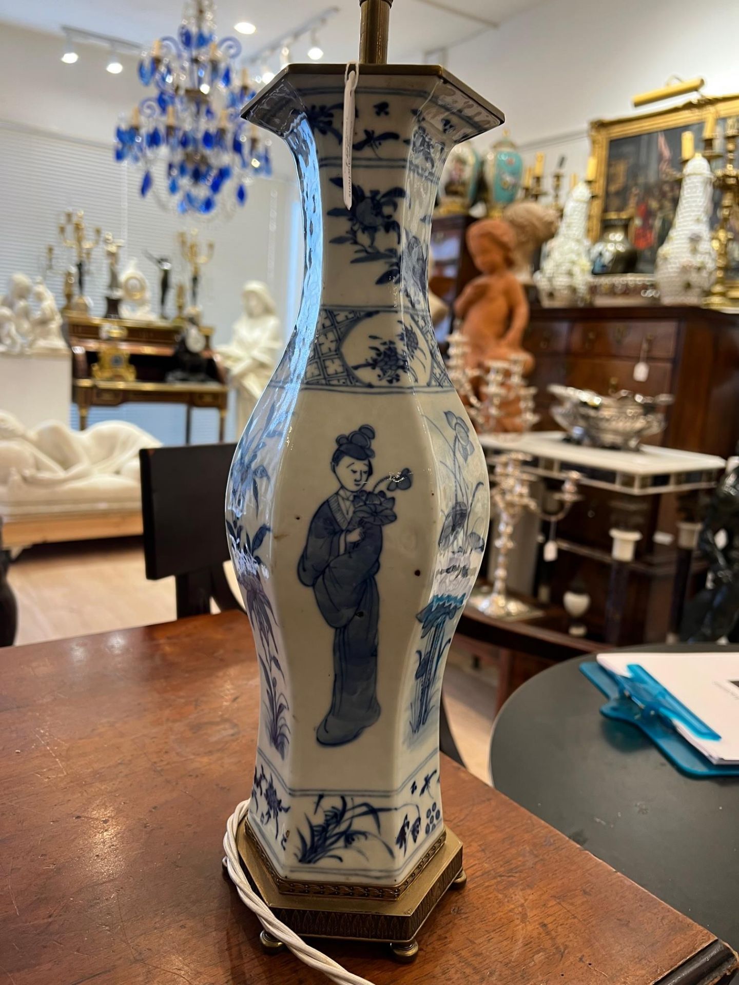 A 19TH CENTURY CHINESE BLUE AND WHITE PORCELAIN VASE ADAPTED AS A LAMP BASE - Image 7 of 8