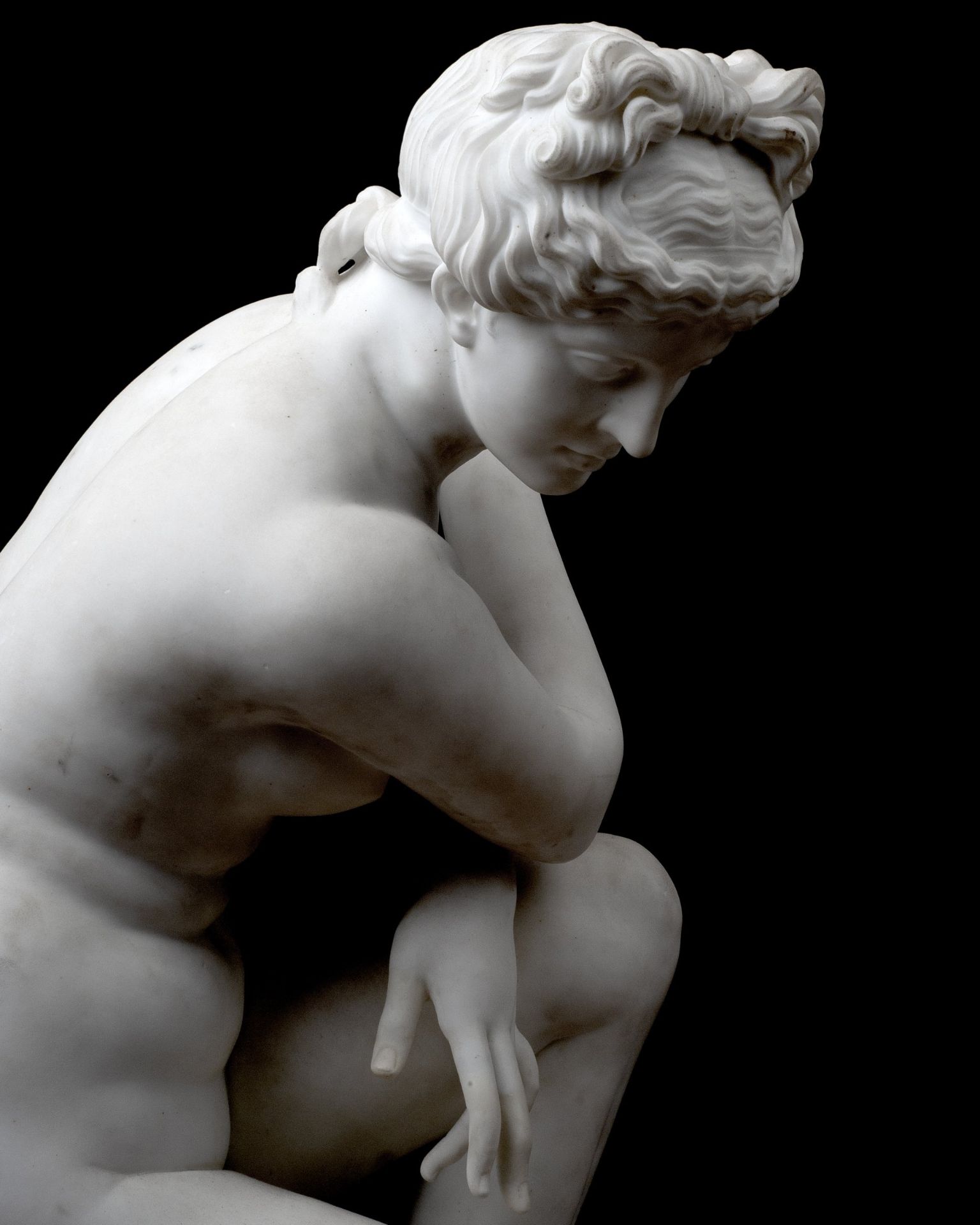 A LIFE-SIZE EARLY 20TH CENTURY ITALIAN MARBLE FIGURE OF THE CROUCHING VENUS