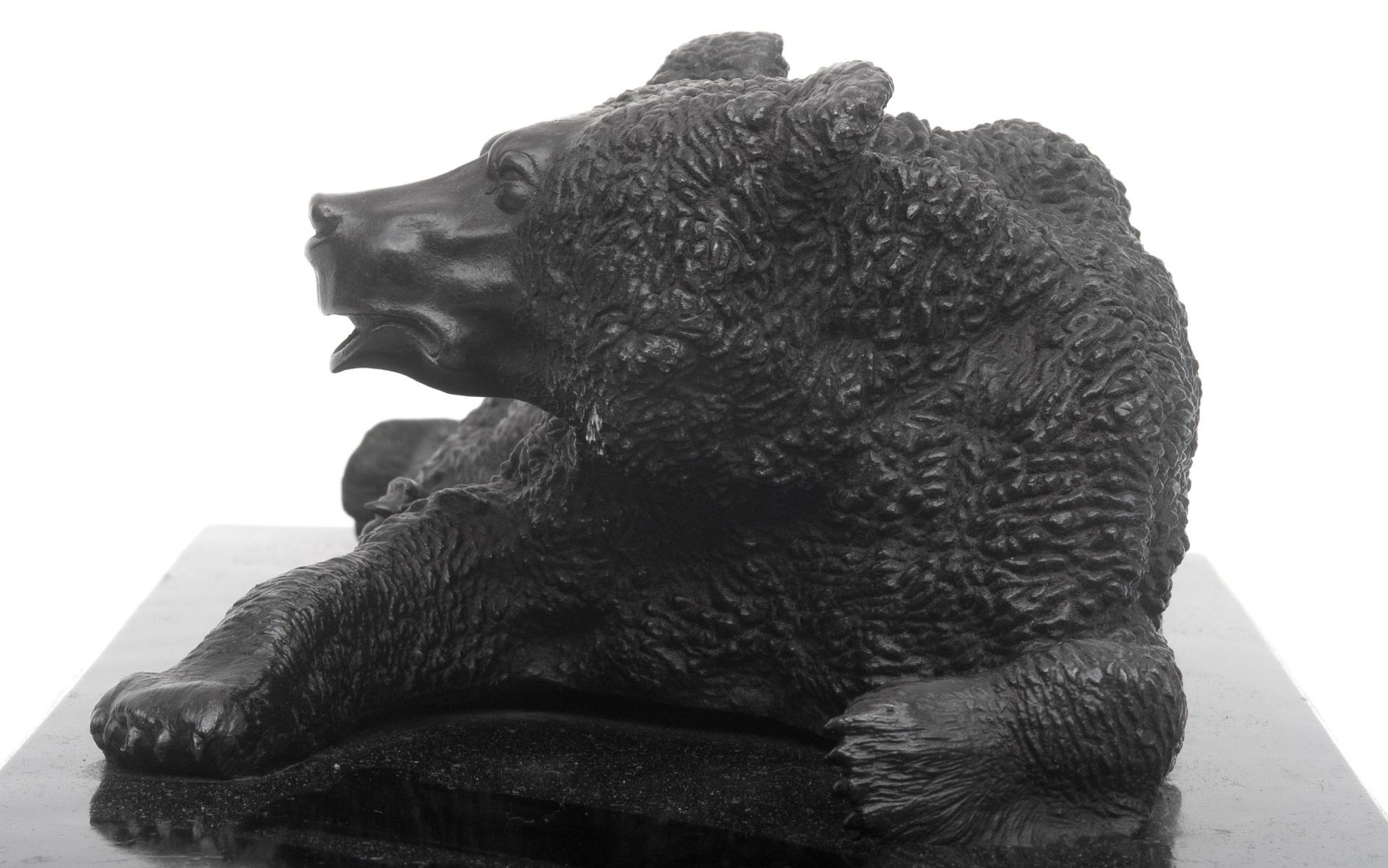 A 19TH CENTURY RUSSIAN CAST IRON MODEL OF A BEAR - Bild 2 aus 2