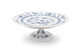 A MEISSEN BLUE AND WHITE PORCELAIN ONION PATTERN DISH, 20TH CENTURY