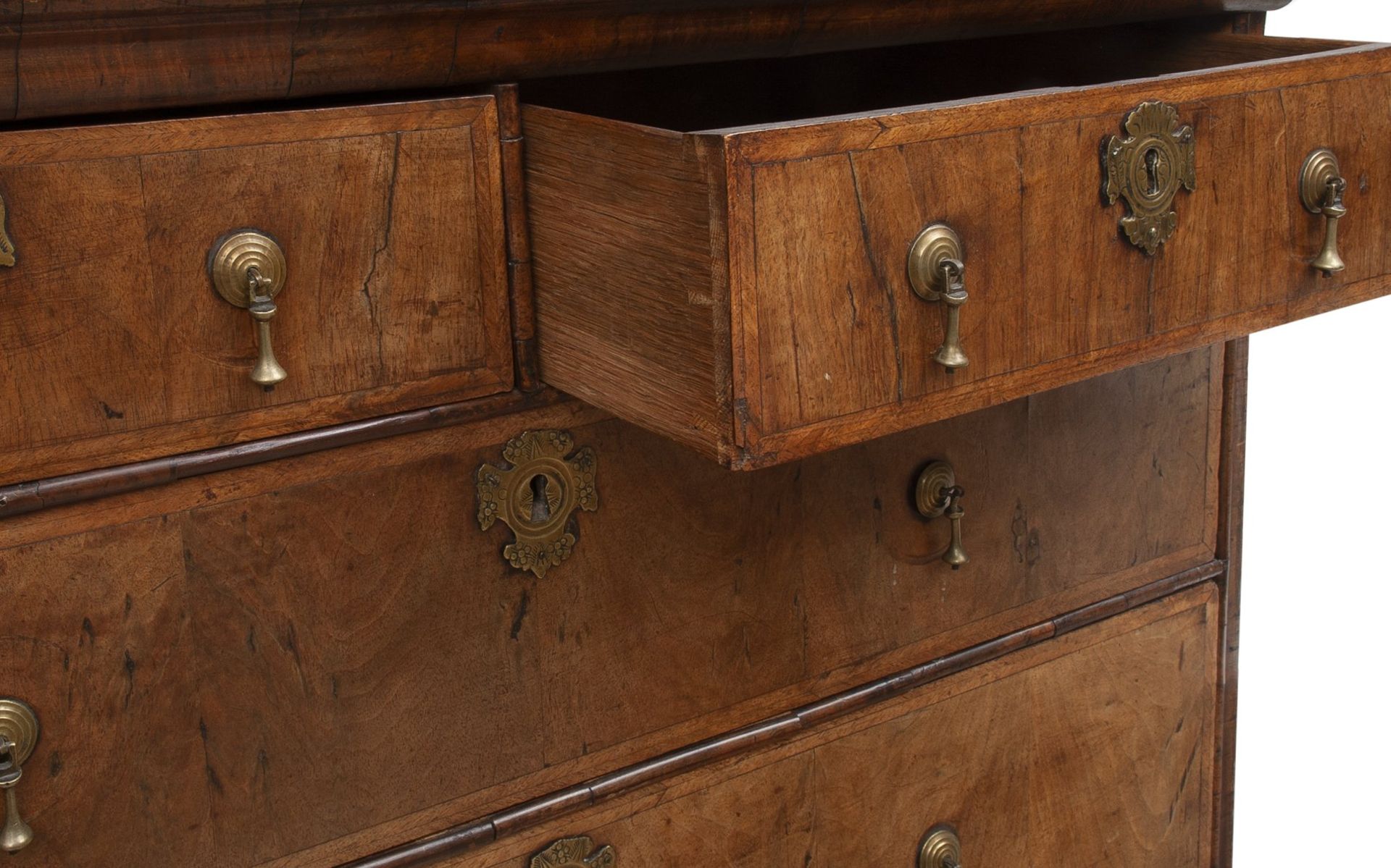A QUEEN ANNE FIGURED WALNUT AND FEATHERED BANDED CHEST OF DRAWERS - Bild 3 aus 3