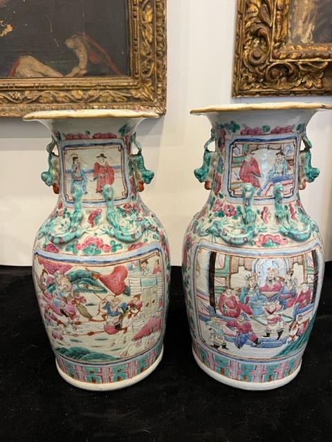 A PAIR OF 19TH CENTURY CHINESE PORCELAIN 'CANTON' FAMILLE ROSE VASES - Image 9 of 13