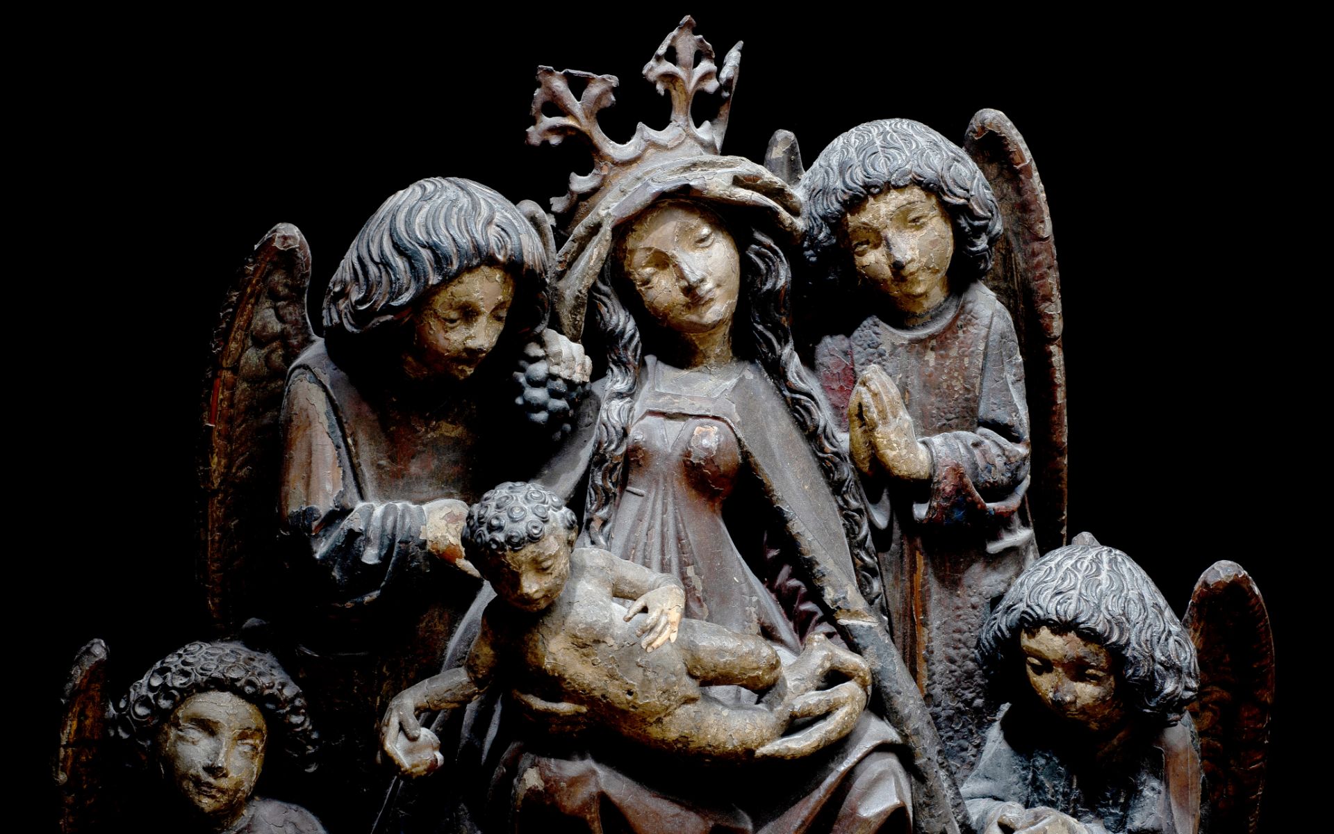 A 15TH CENTURY SOUTH GERMAN (ULM) FIGURAL GROUP OF THE VIRGIN AND CHILD CIRCA 1470 - Image 4 of 7