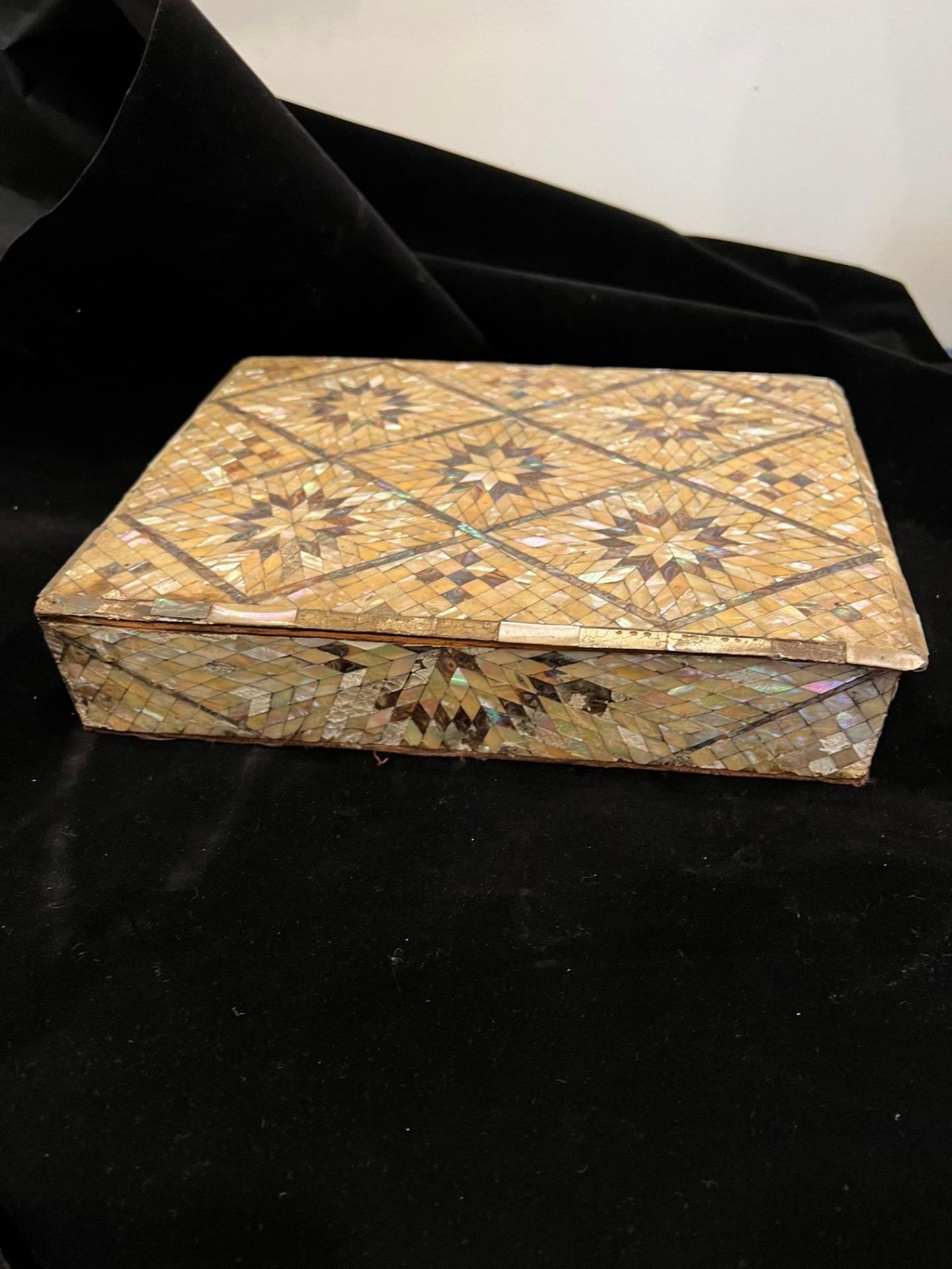 AN 18TH CENTURY INDO-PORTUGUESE MOTHER OF PEARL INLAID BOX - Bild 7 aus 7